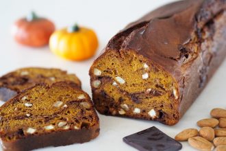 Sladký dýňový chleba s čokoládou a mandlemi.