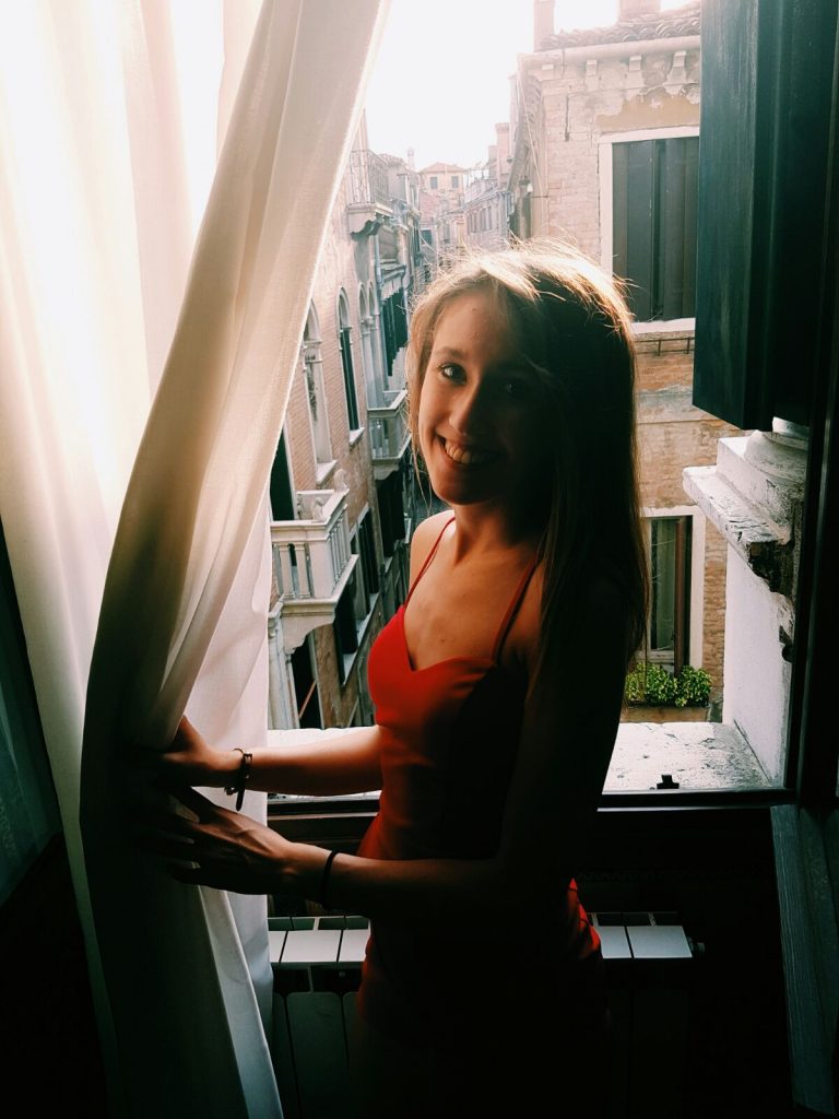 Z okna jsme měli nádherný výhled, projížděli nám zpívající gondoly pod okny :)