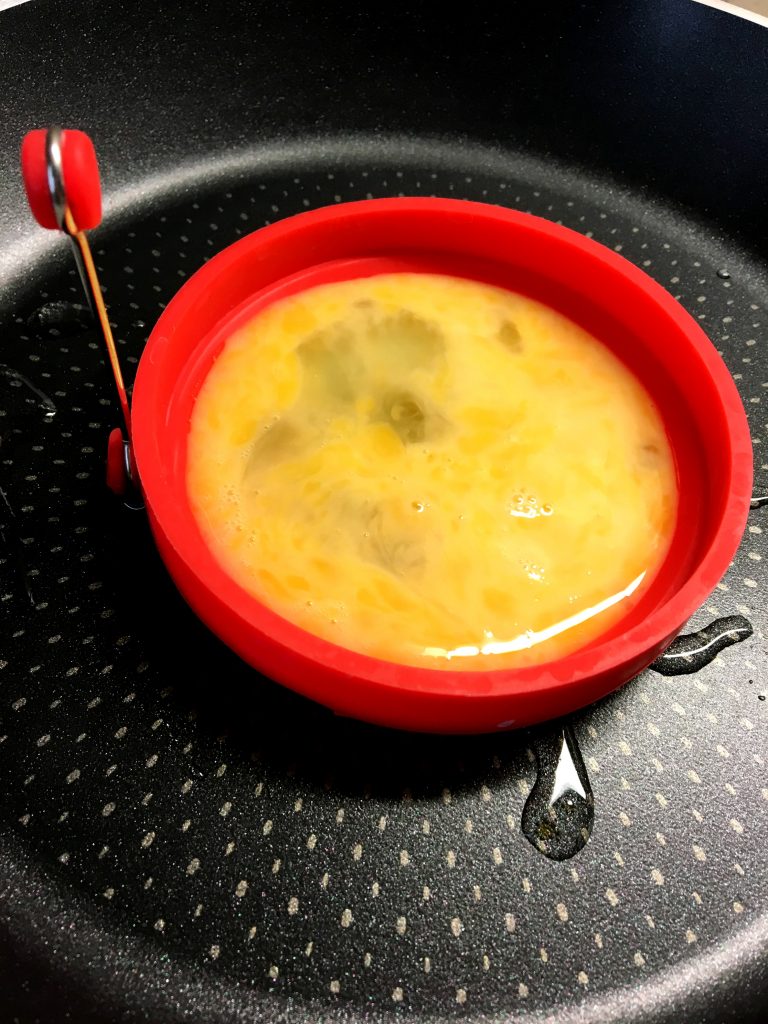 Aby omeleta měla hezký tvar akorát do burgeru, použila jsem tuhle formu z http://www.dopolstare.cz/ Jde využít i na perfektně vypadající lívance :)