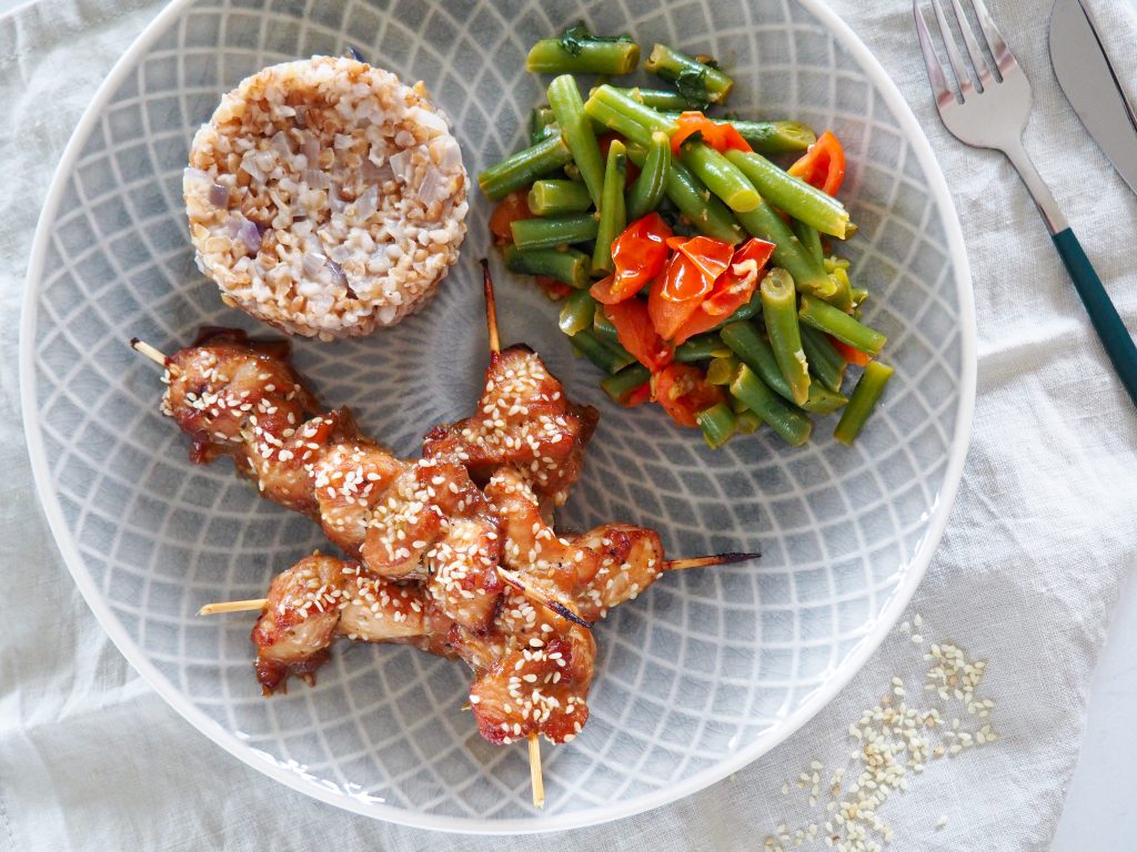 Kuřecí špízy s bulgurem a fazolkami
