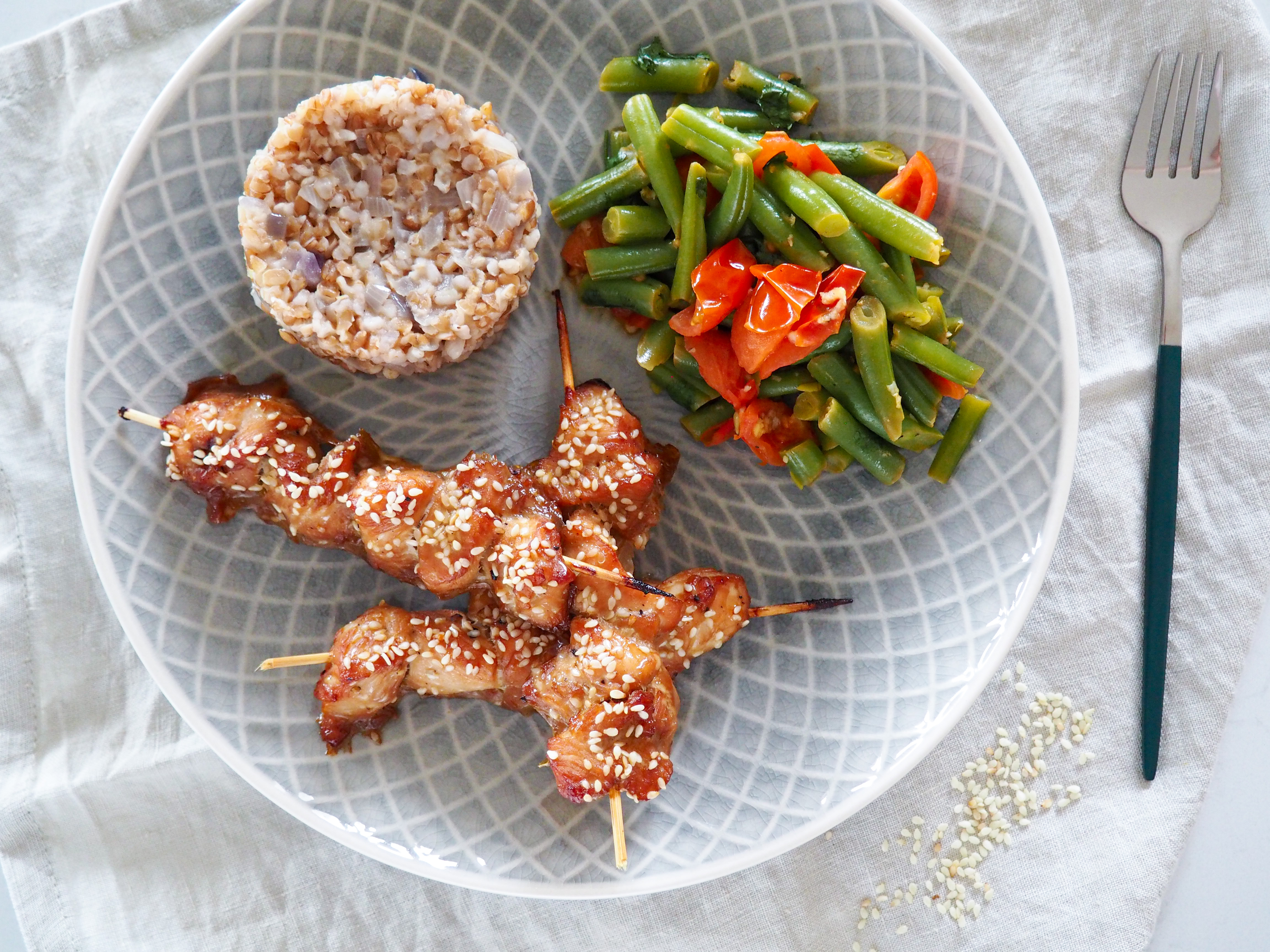 Kuřecí špízy s bulgurem a fazolkami