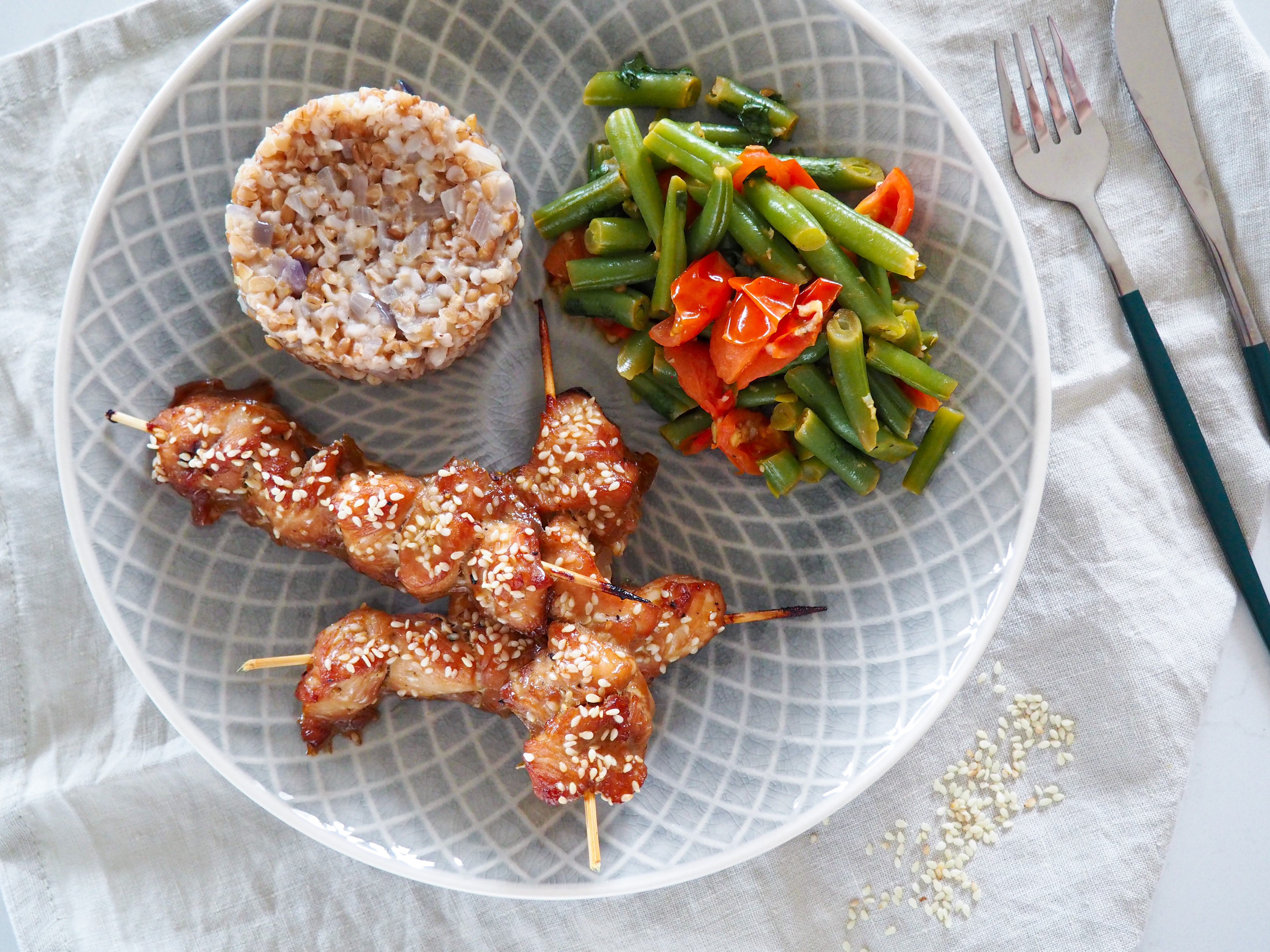 Kuřecí špízy s bulgurem a fazolkami