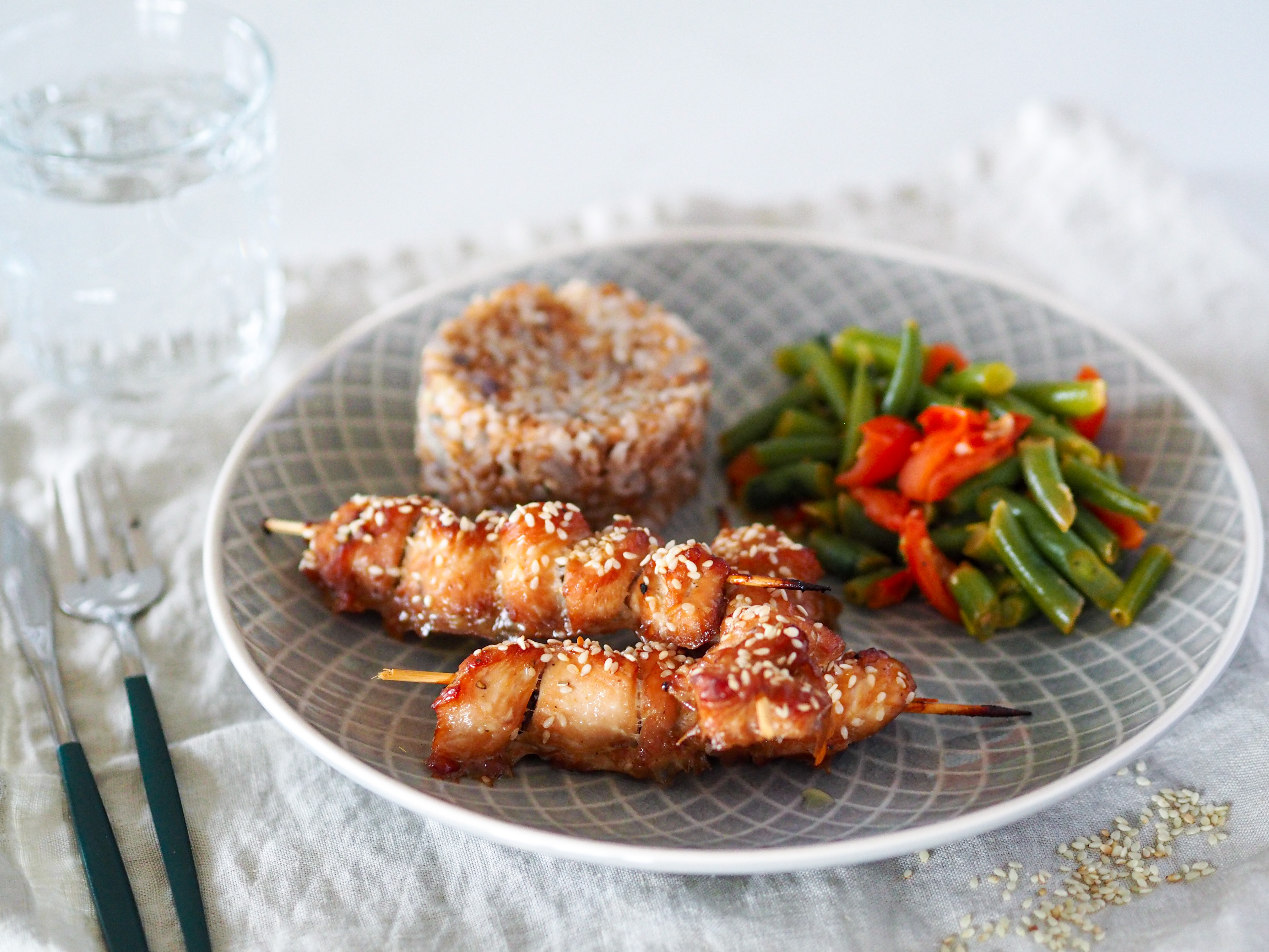 Kuřecí špízy s bulgurem a fazolkami