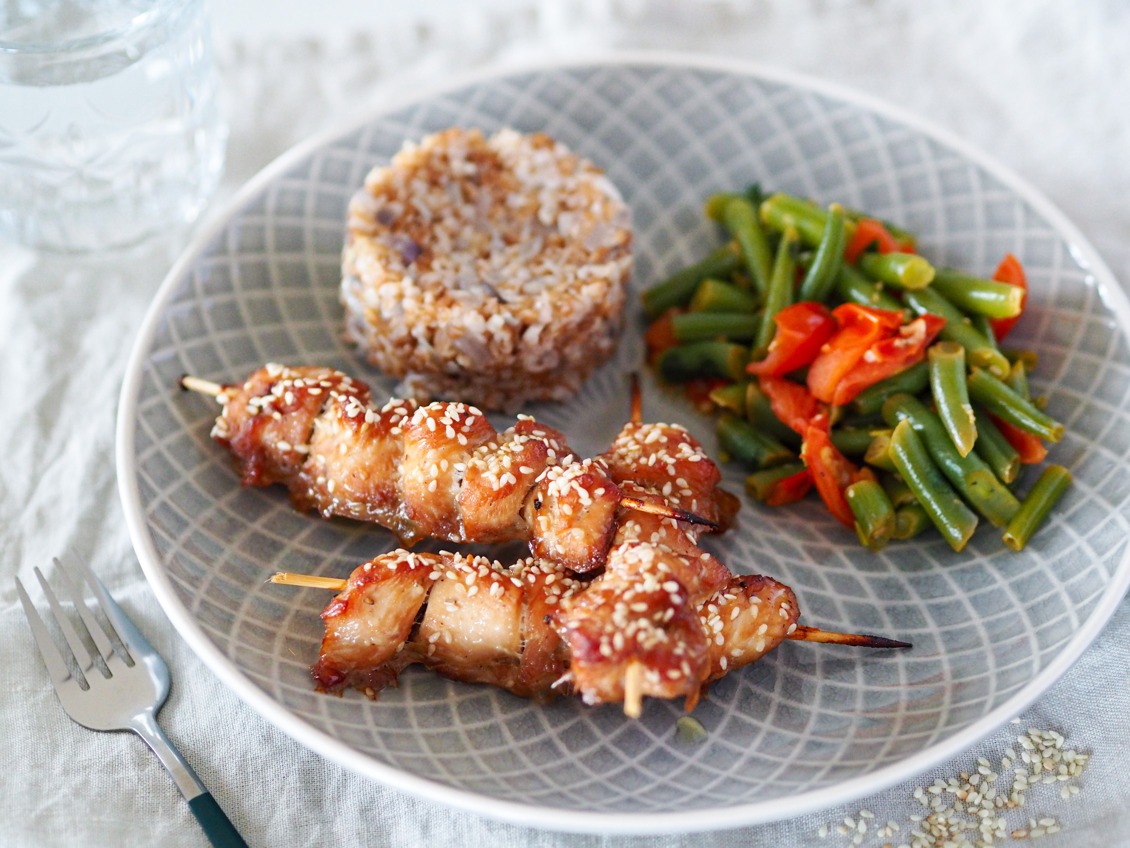 Kuřecí špízy s bulgurem a fazolkami