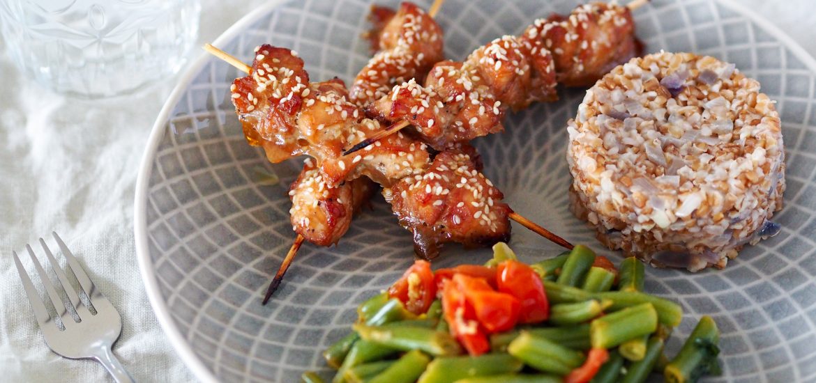 Kuřecí špízy s bulgurem a fazolkami