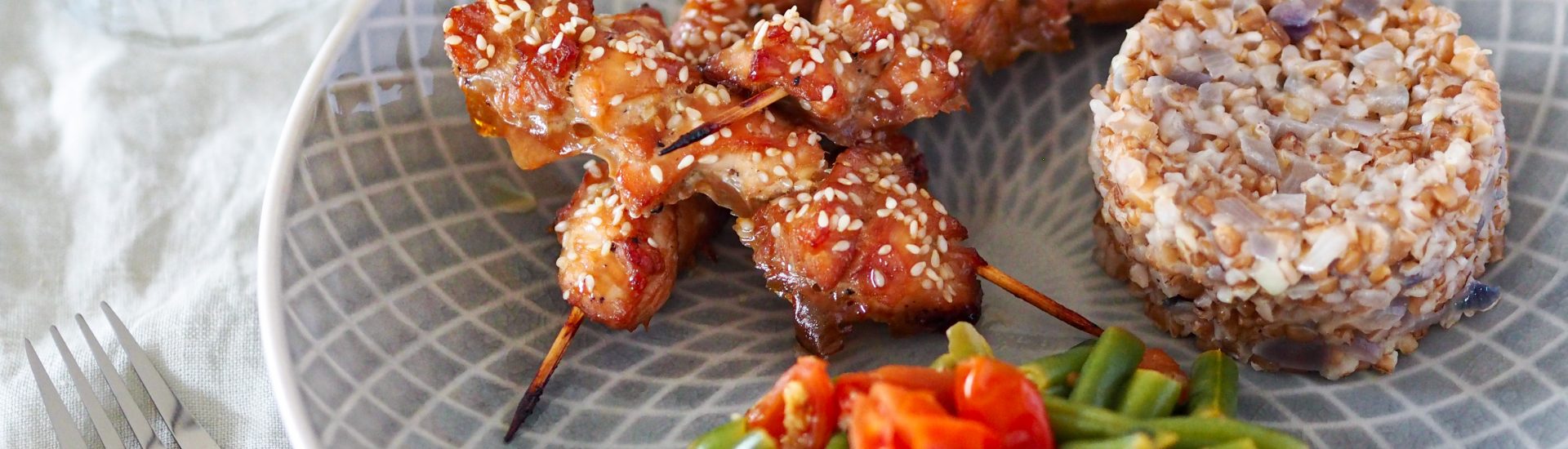 Kuřecí špízy s bulgurem a fazolkami