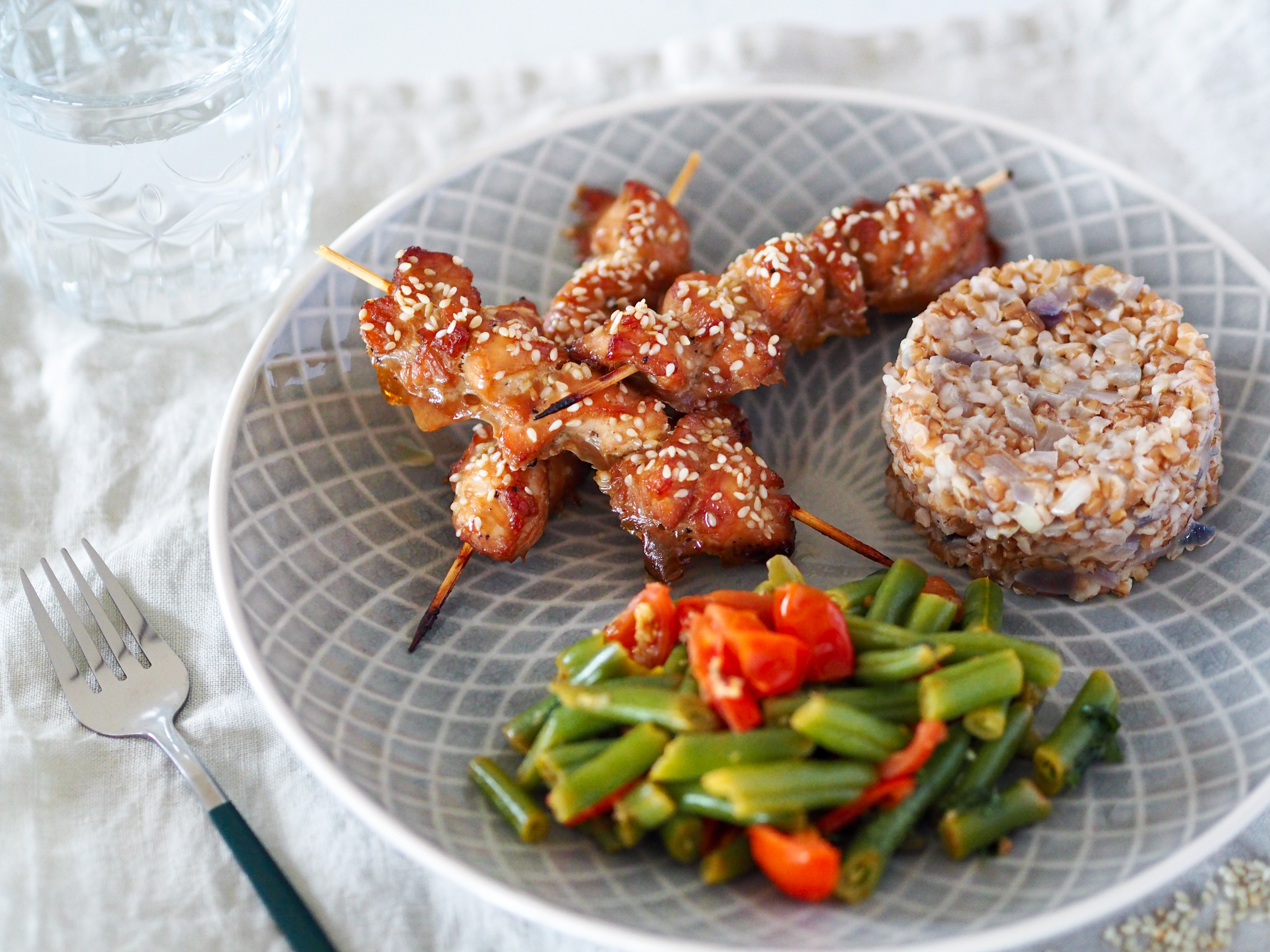 Kuřecí špízy s bulgurem a fazolkami
