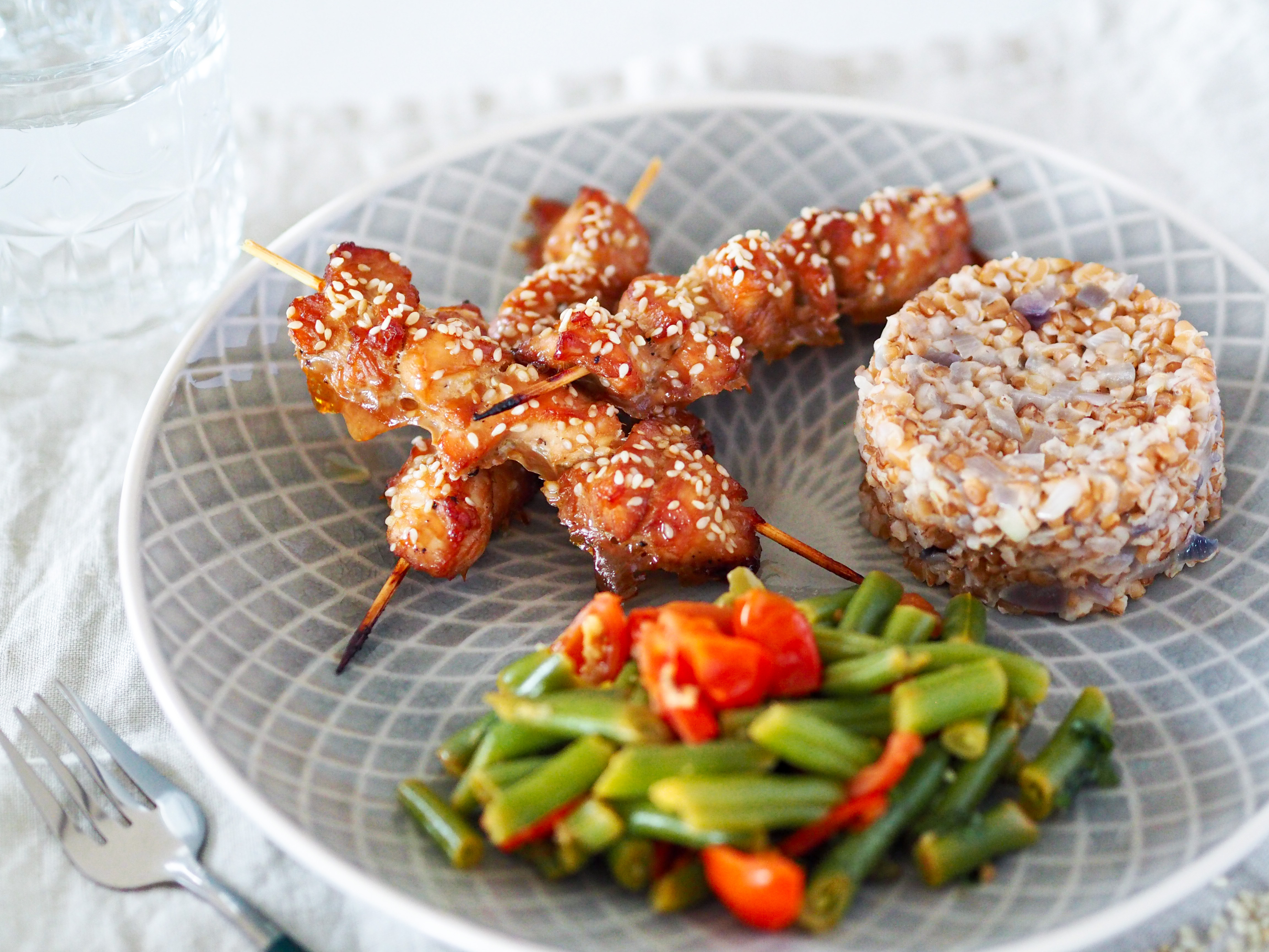 Kuřecí špízy s bulgurem a fazolkami