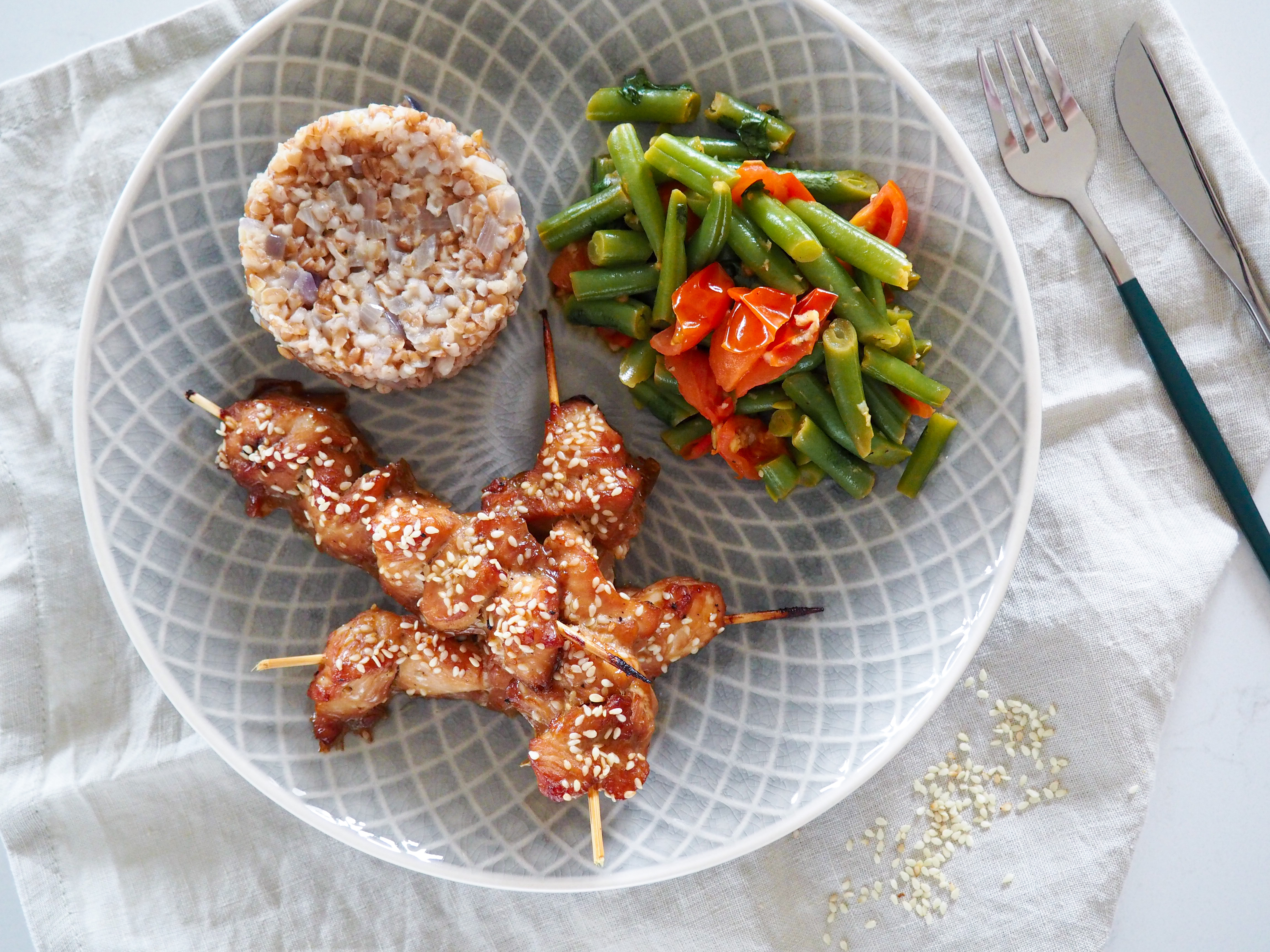 Kuřecí špízy s bulgurem a fazolkami