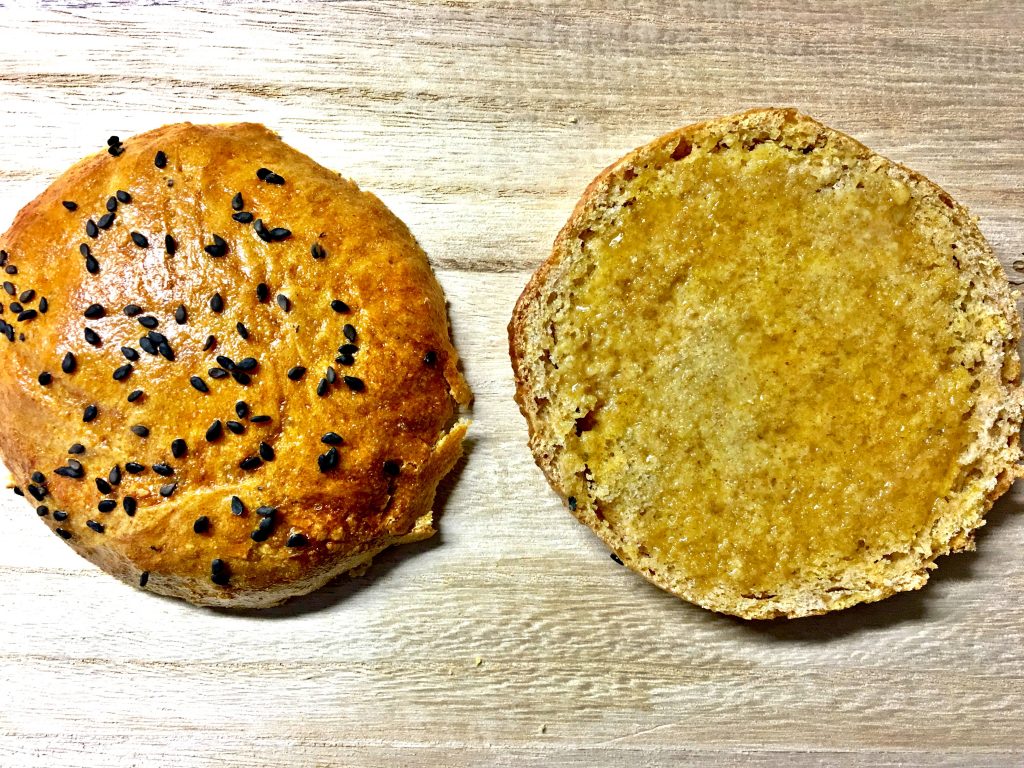 Omáčkou namažeme obě půlky burgeru.