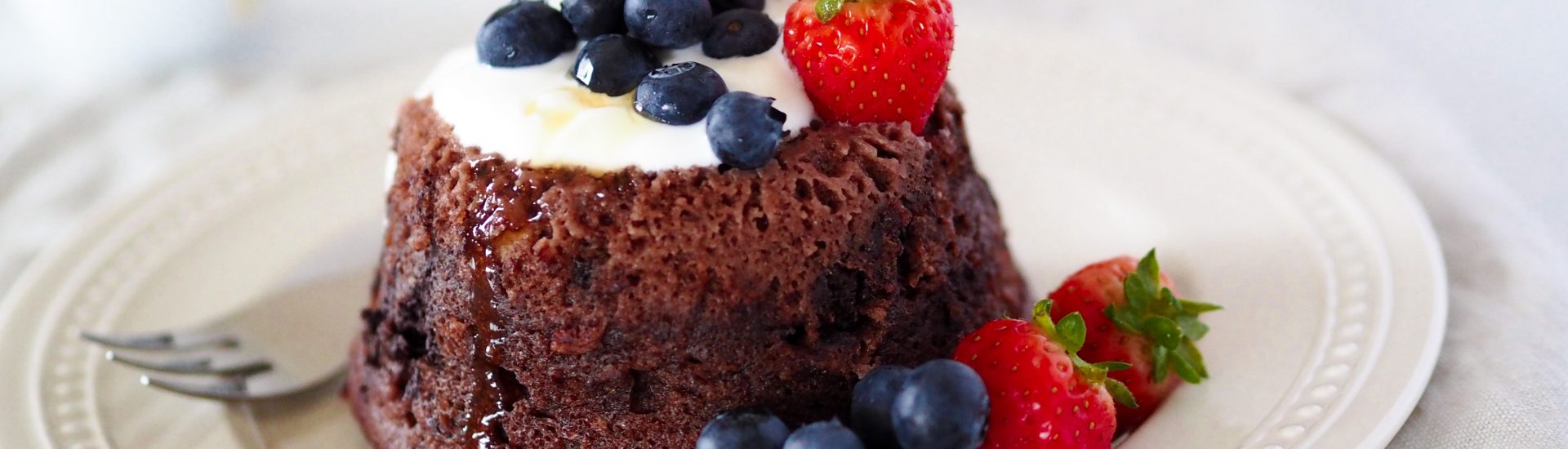 Čokoládový mug cake s lískovými oříšky