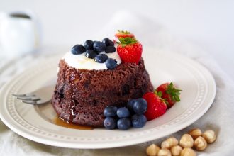 Čokoládový mug cake s lískovými oříšky