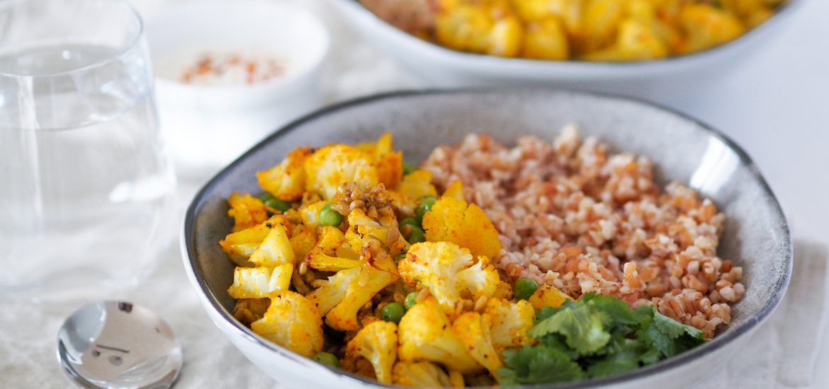 Pečený květák s bulgurem a zakysanou smetanou