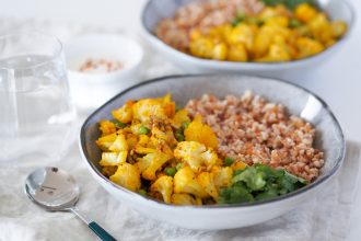 Pečený květák s bulgurem a zakysanou smetanou