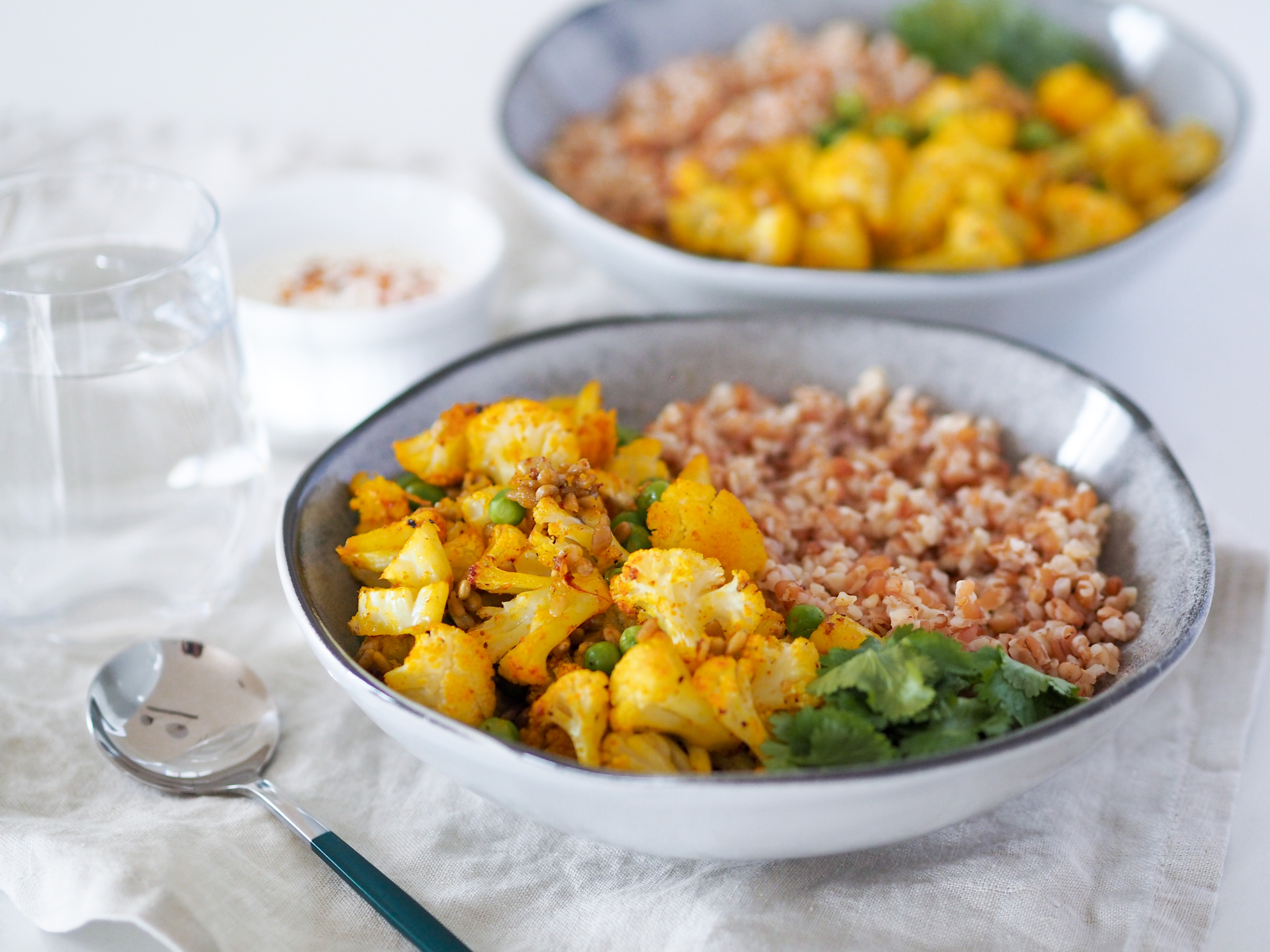 Pečený květák s bulgurem a zakysanou smetanou