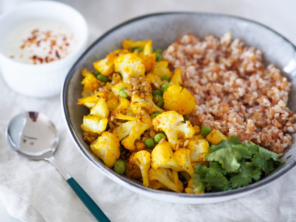 Pečený květák s bulgurem a zakysanou smetanou