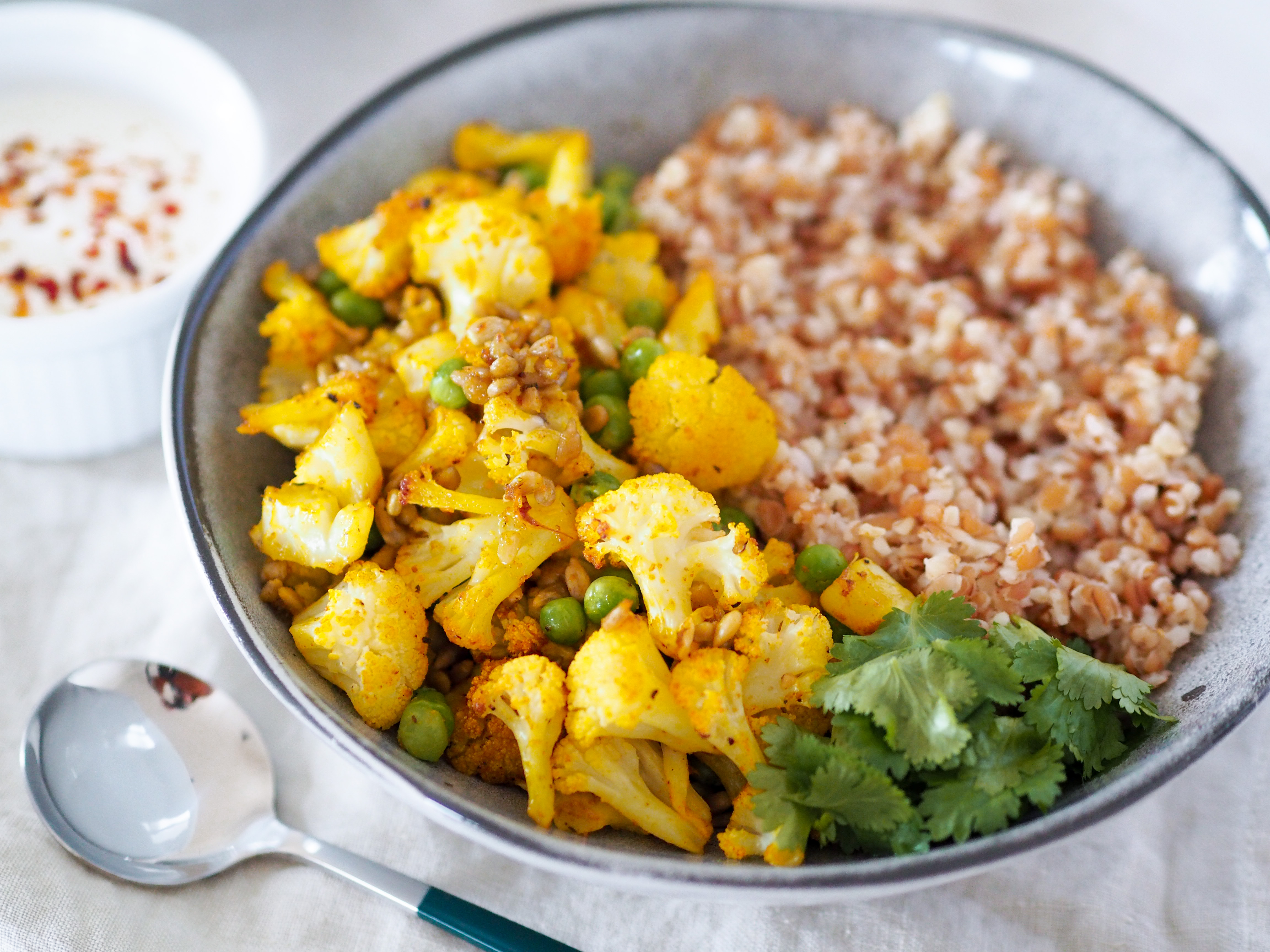 Pečený květák s bulgurem a zakysanou smetanou