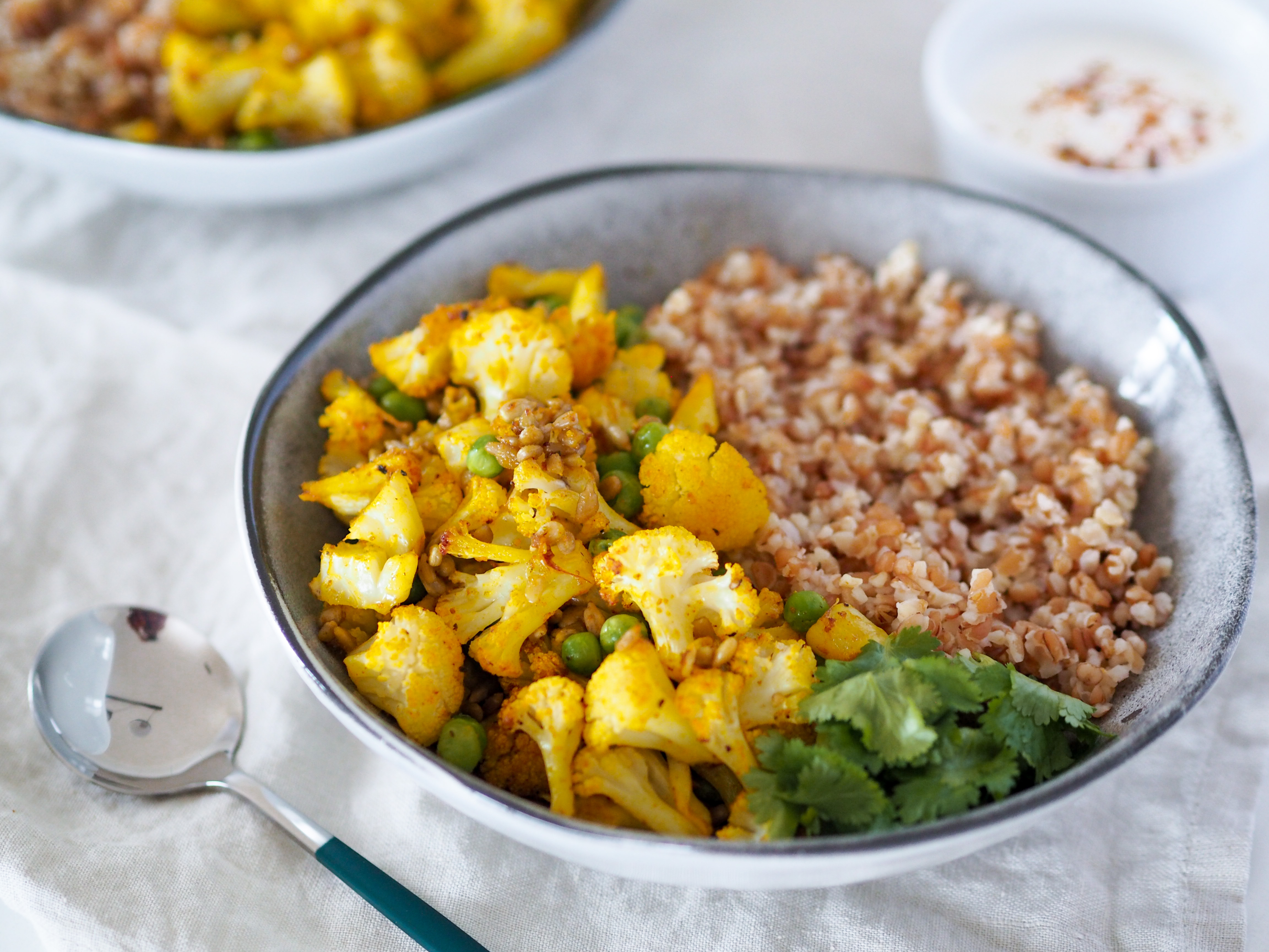 Pečený květák s bulgurem a zakysanou smetanou