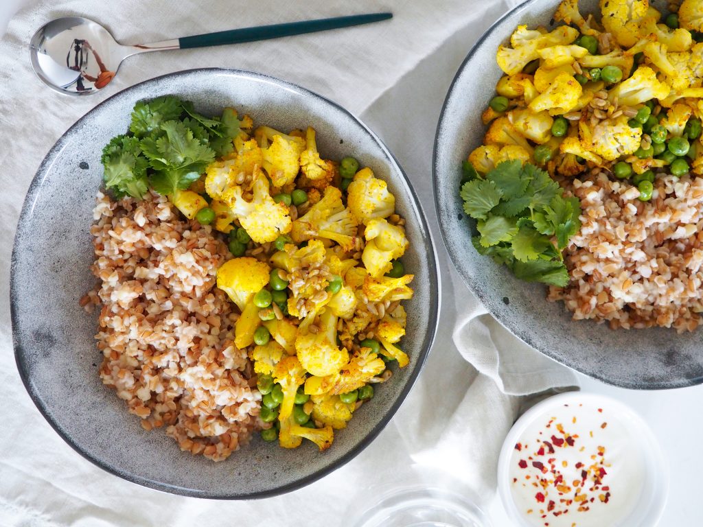 Pečený květák s bulgurem a zakysanou smetanou