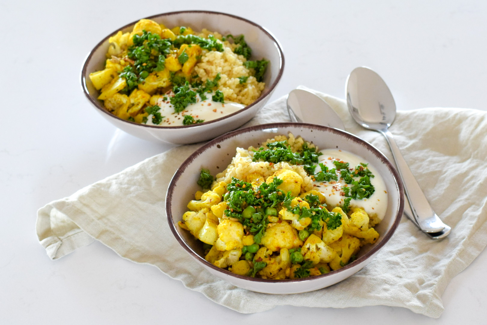 Pečený květák s bulgurem a zakysanou smetanou