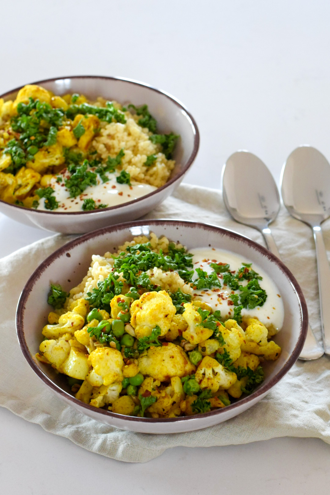 Pečený květák s bulgurem a zakysanou smetanou