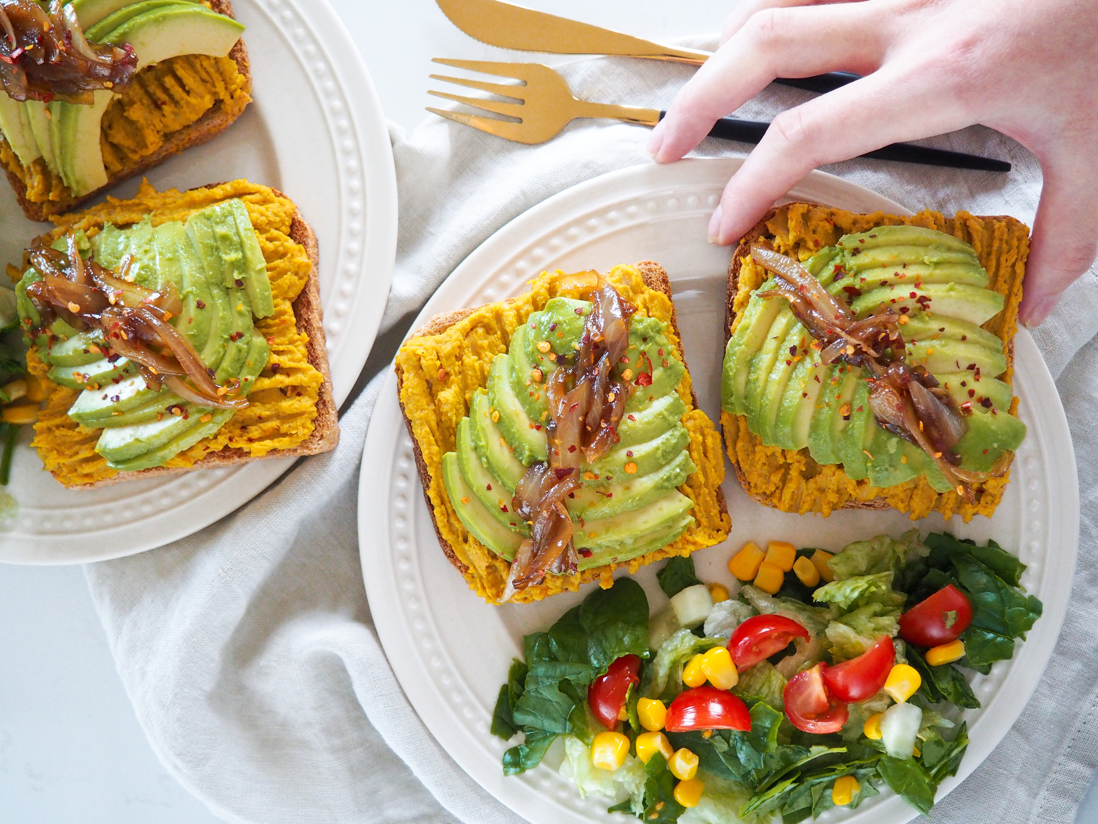 Cizrnová pomazánka s avokádem a karamelizovanou cibulkou