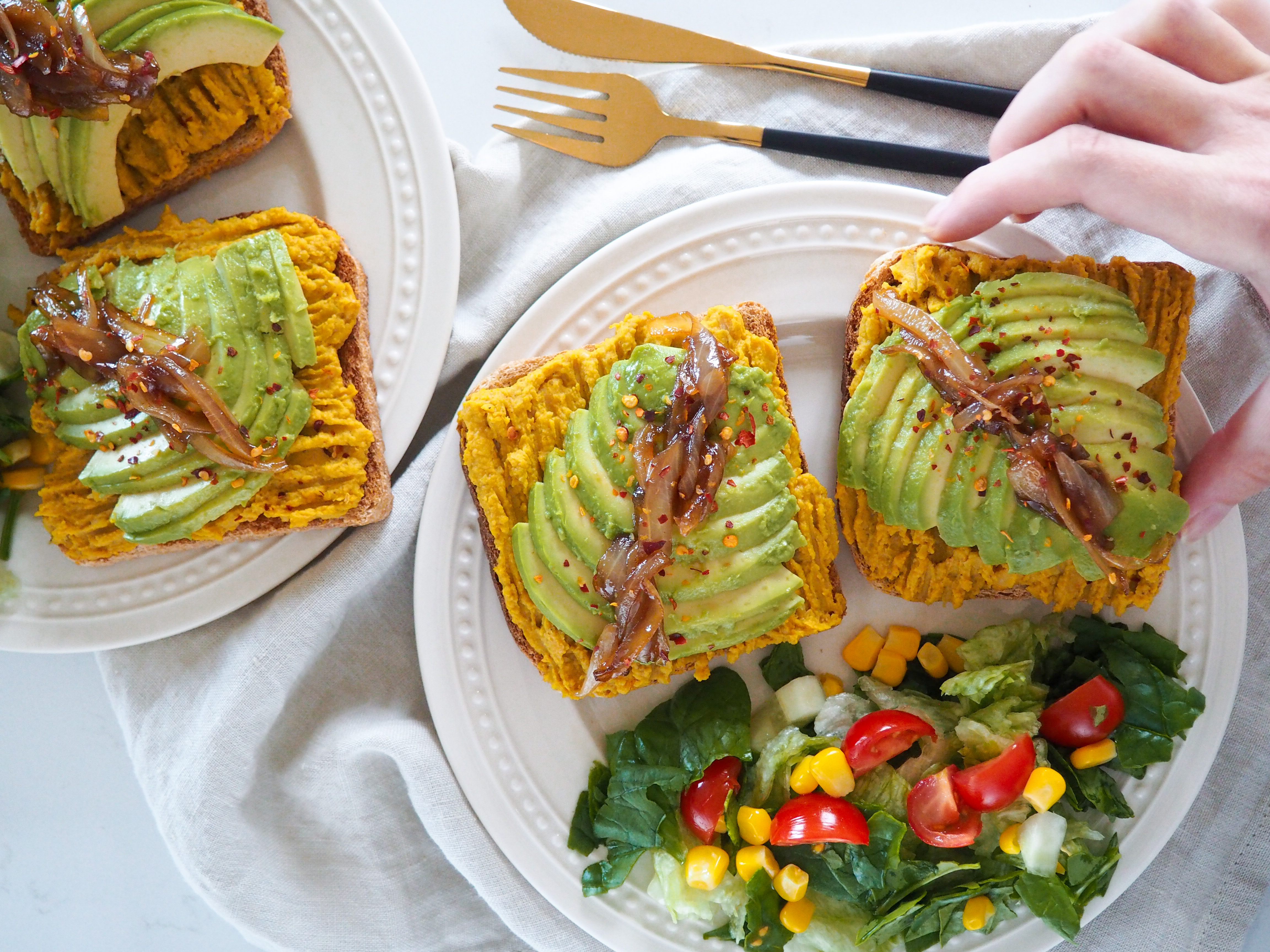 Cizrnová pomazánka s avokádem a karamelizovanou cibulkou