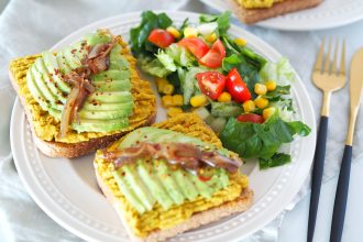 Cizrnová pomazánka s avokádem a karamelizovanou cibulkou