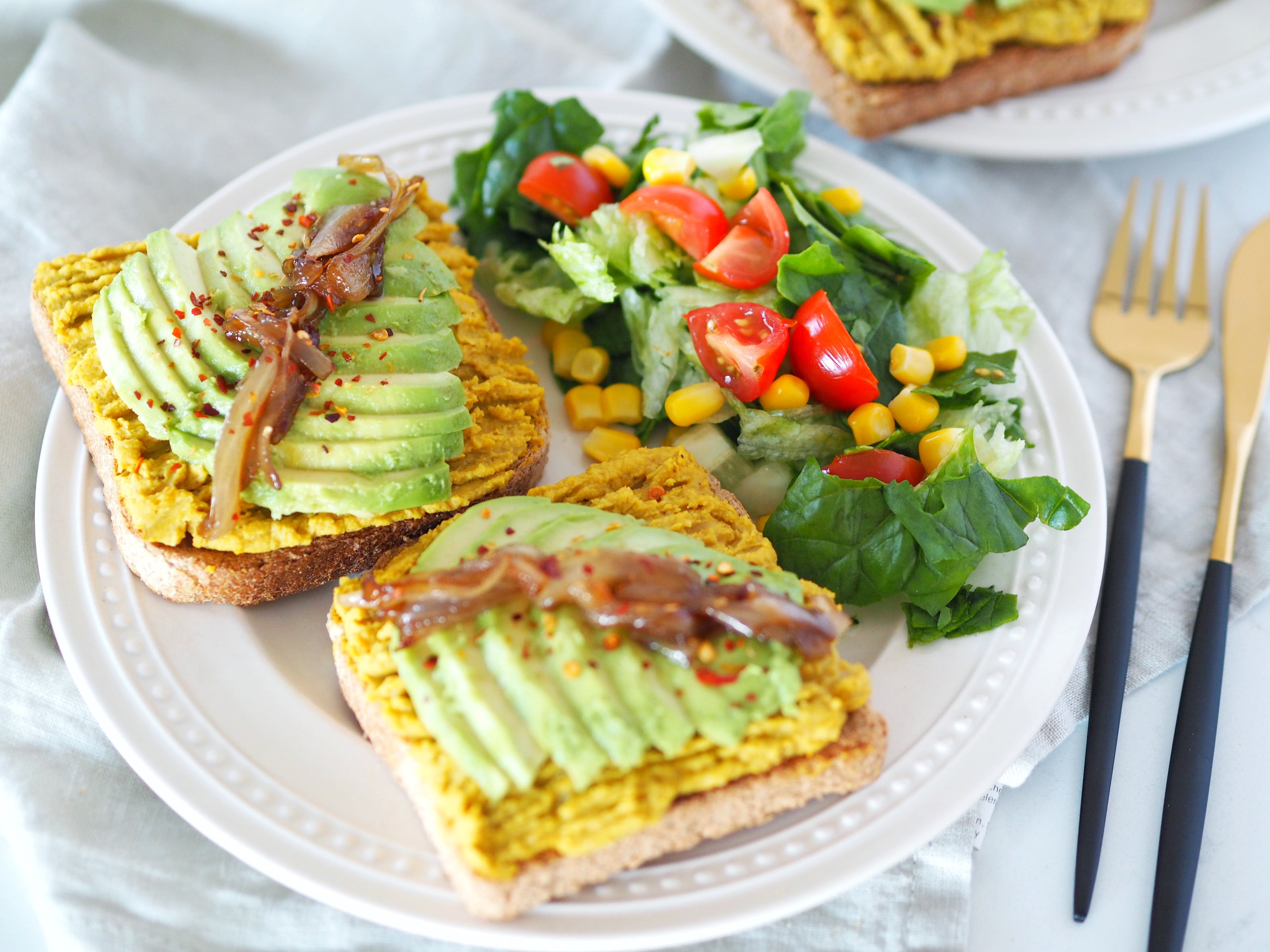 Cizrnová pomazánka s avokádem a karamelizovanou cibulkou