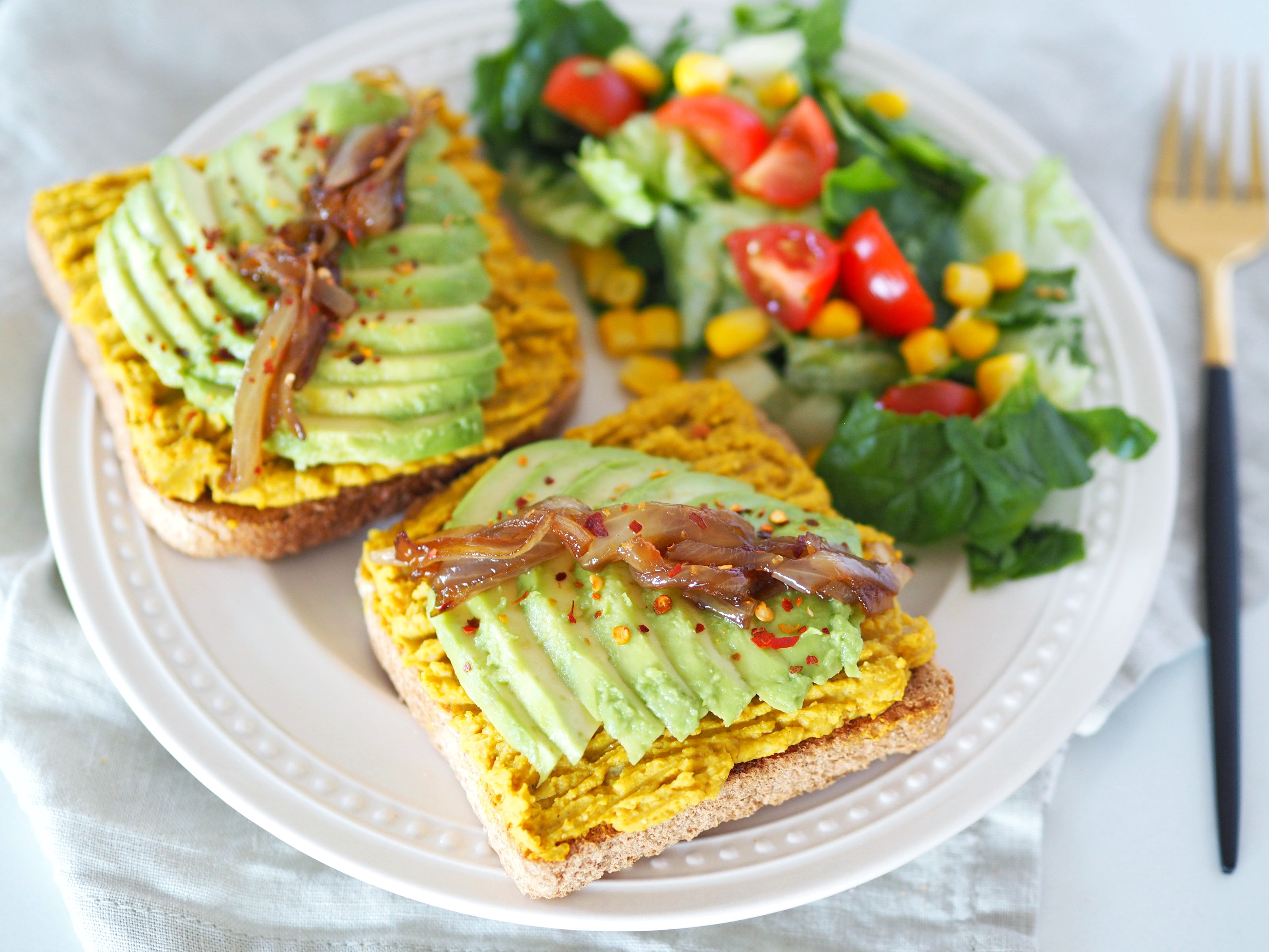 Cizrnová pomazánka s avokádem a karamelizovanou cibulkou