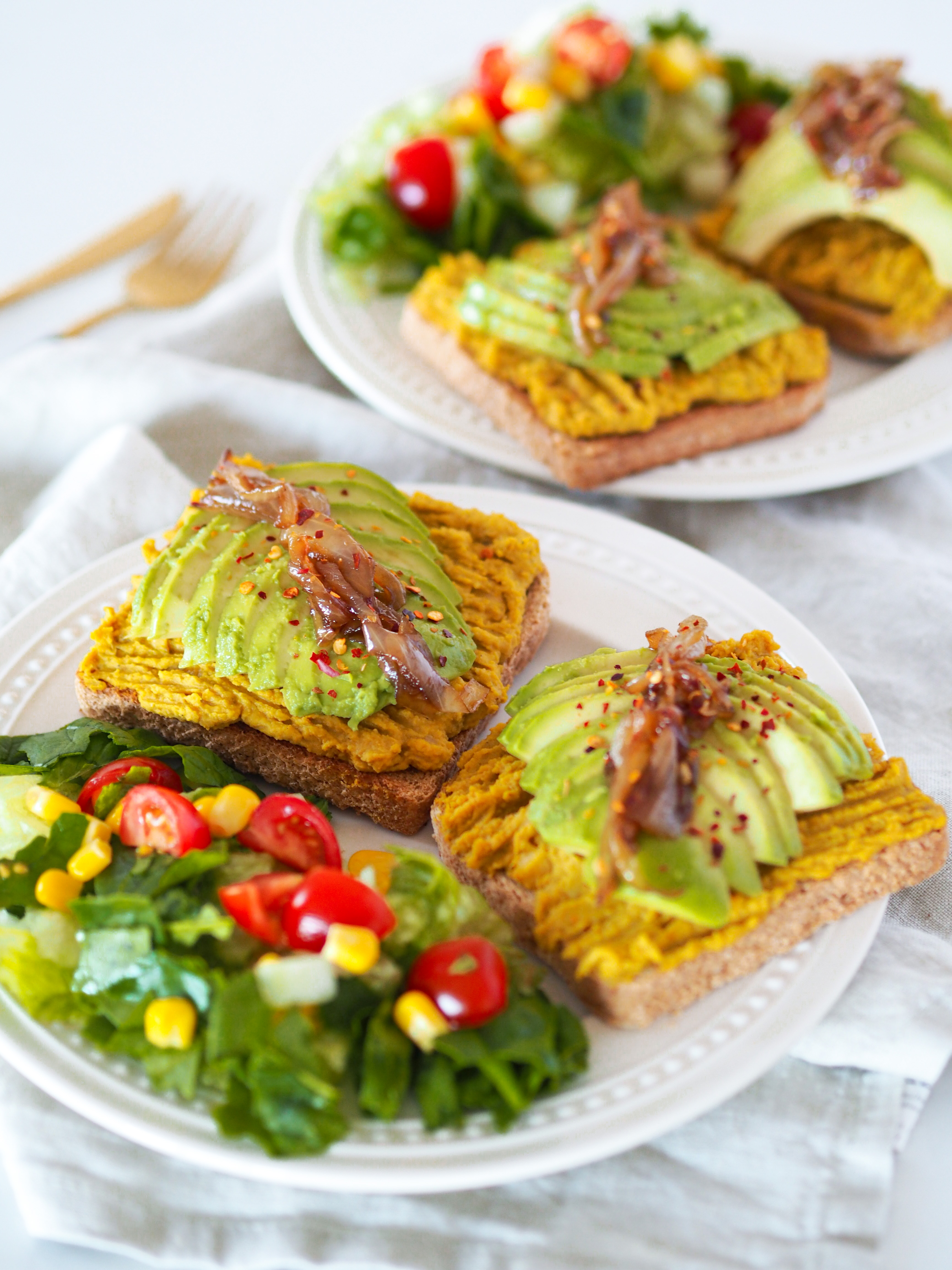 Cizrnová pomazánka s avokádem a karamelizovanou cibulkou