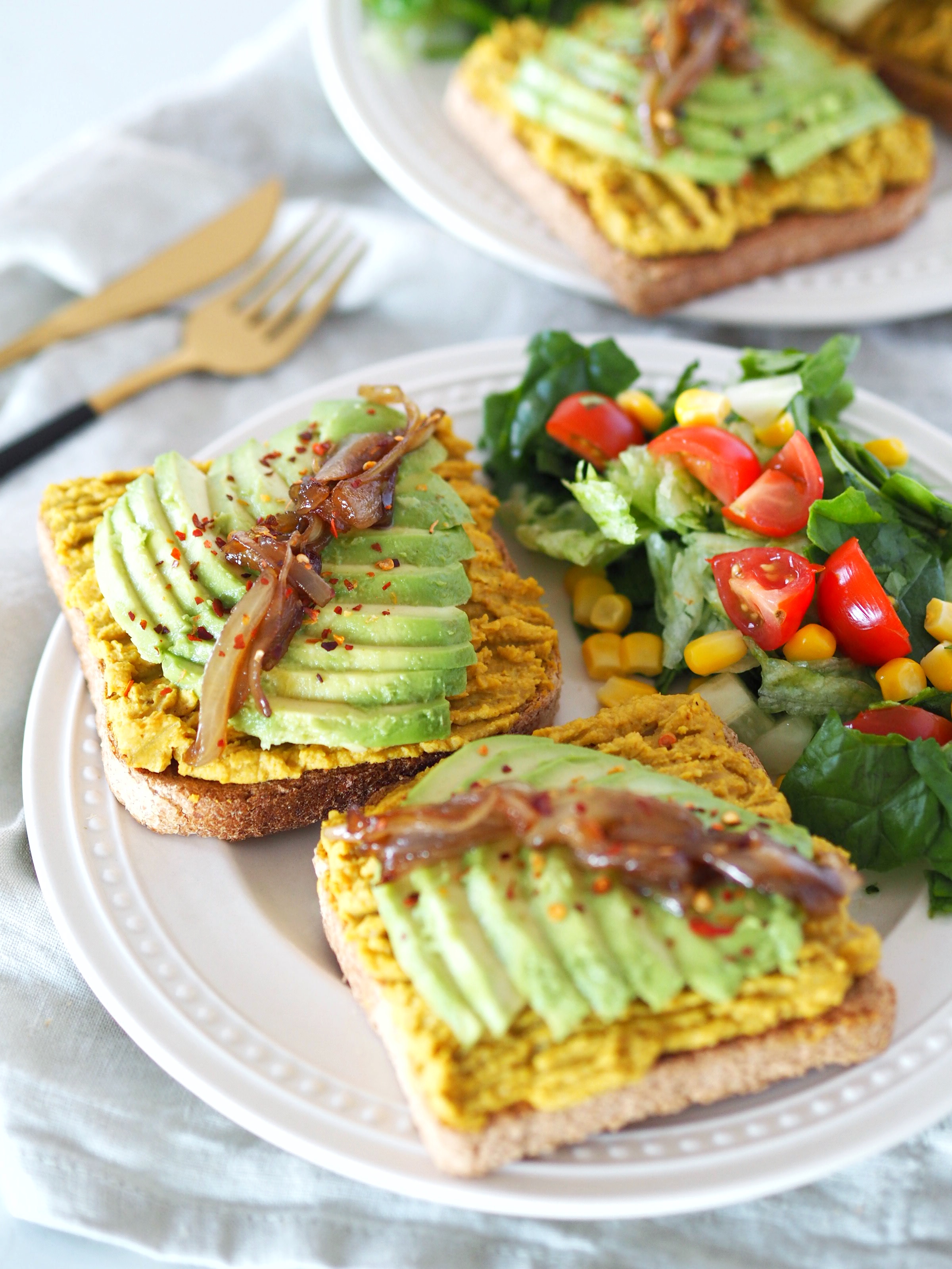 Cizrnová pomazánka s avokádem a karamelizovanou cibulkou