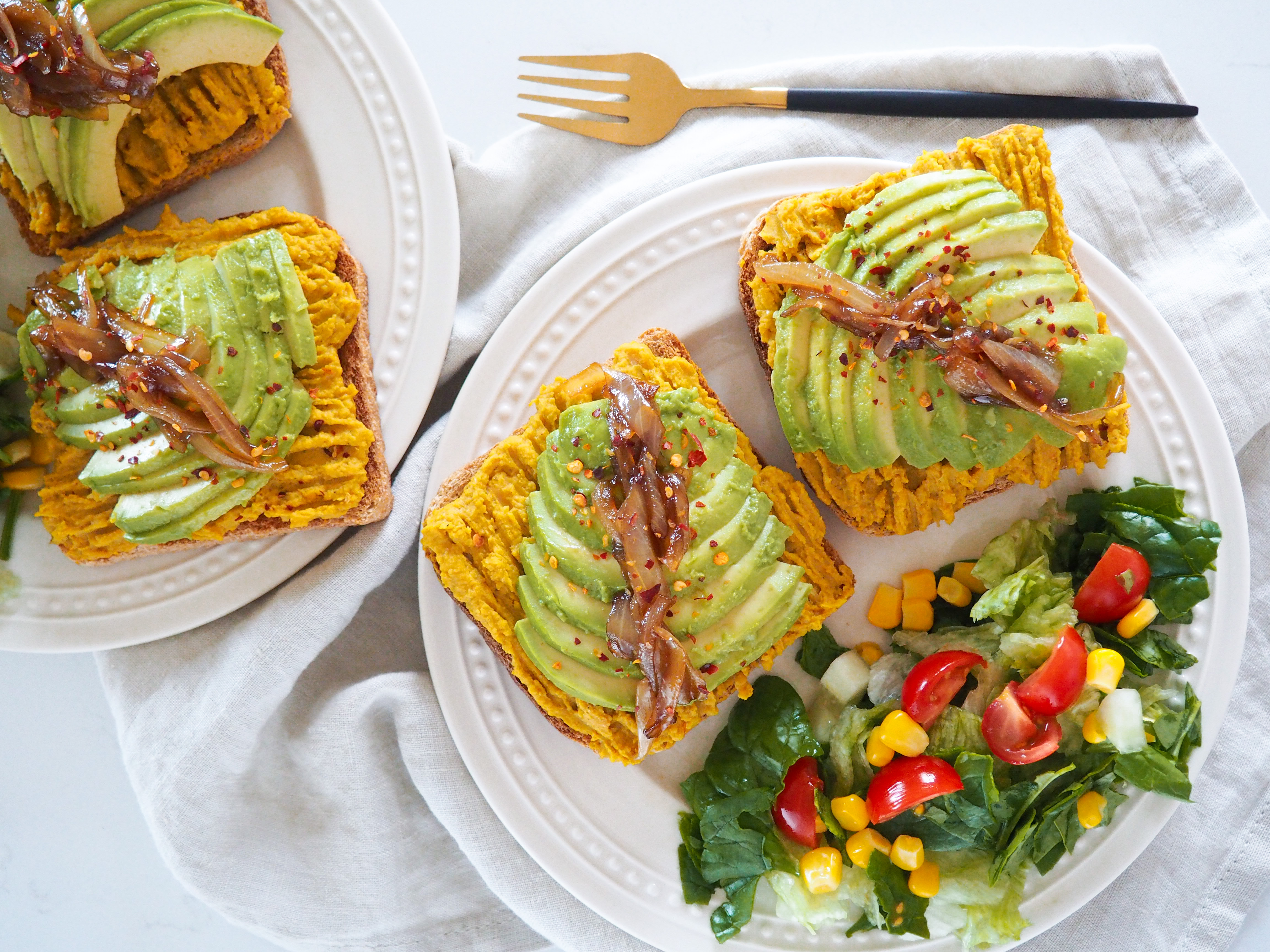 Cizrnová pomazánka s avokádem a karamelizovanou cibulkou