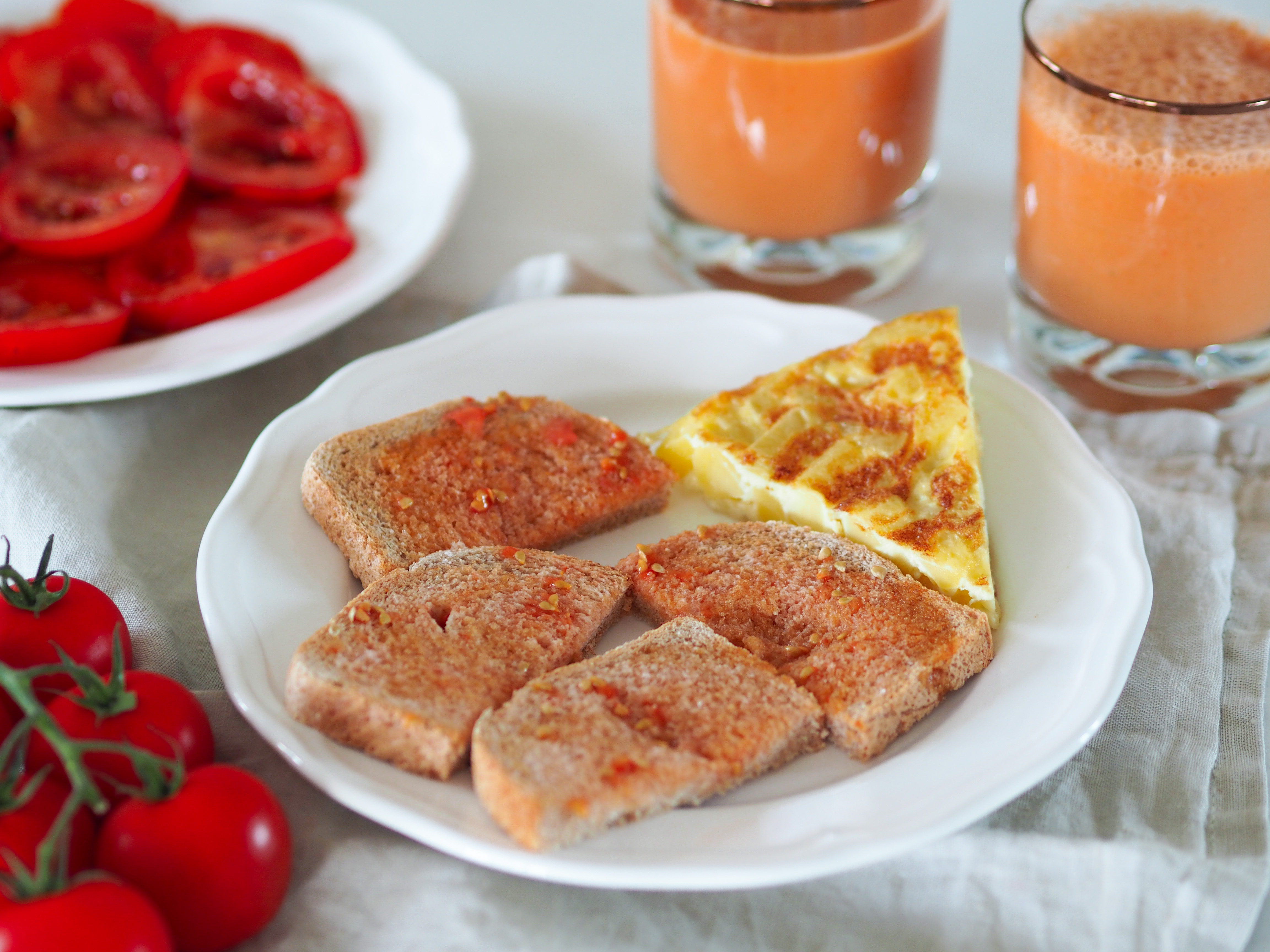 toast s rajčetem a olivovým olejem po katalánsku