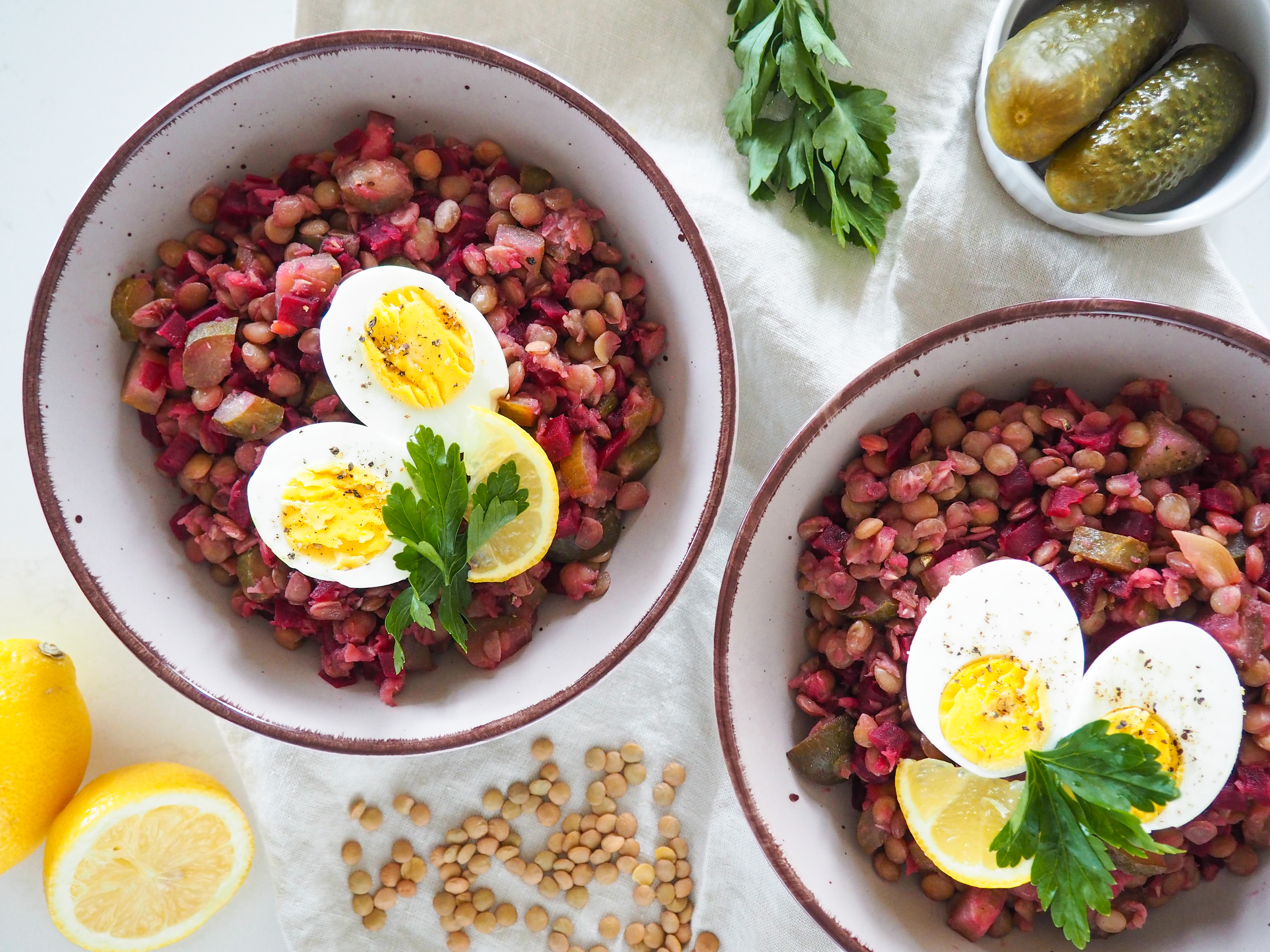 Čočka s řepou, kyselou okurkou a vajíčkem