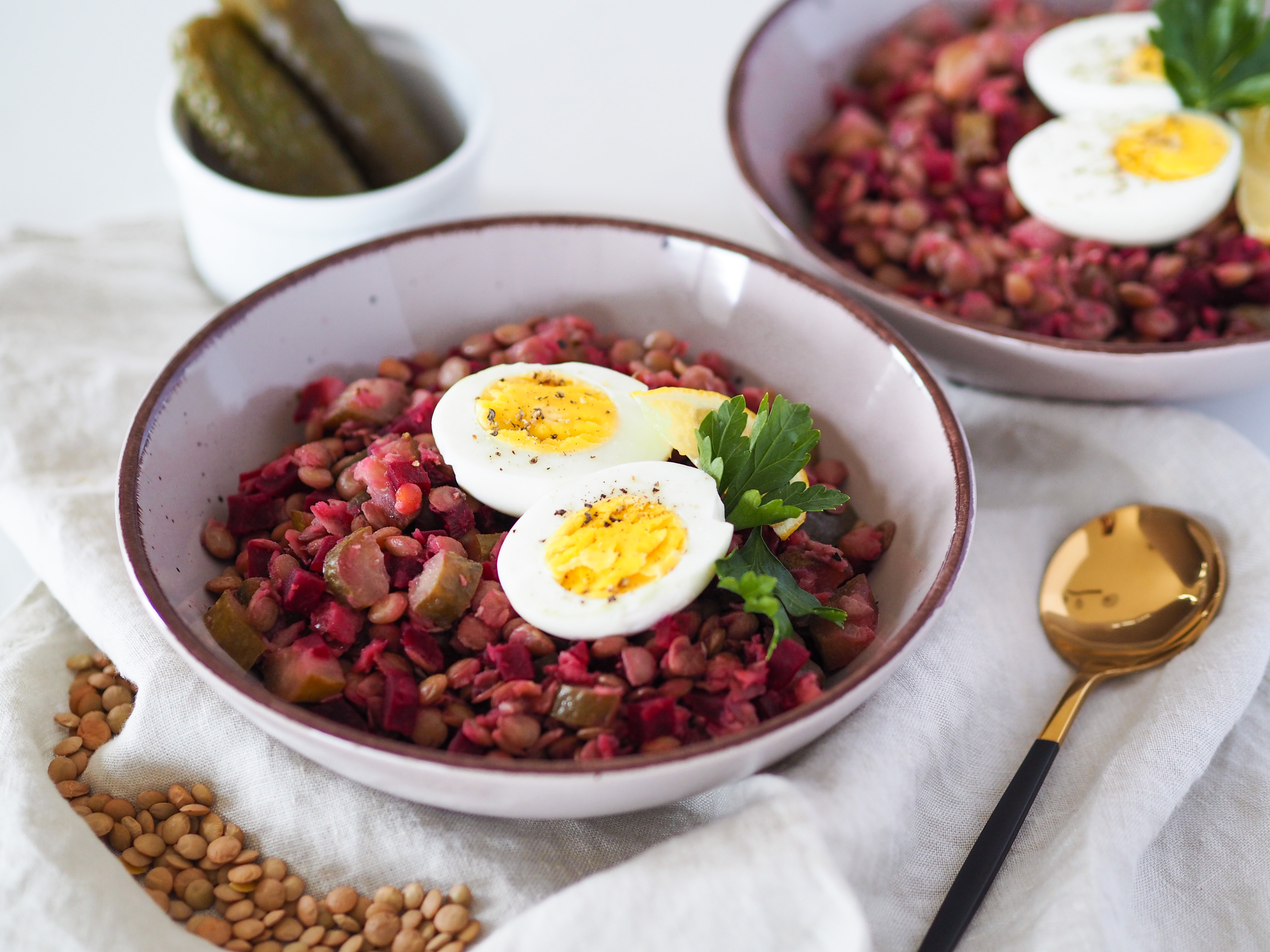 Čočka s řepou, kyselou okurkou a vajíčkem