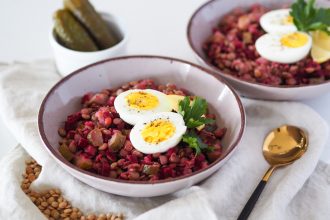 Čočka s řepou, kyselou okurkou a vajíčkem