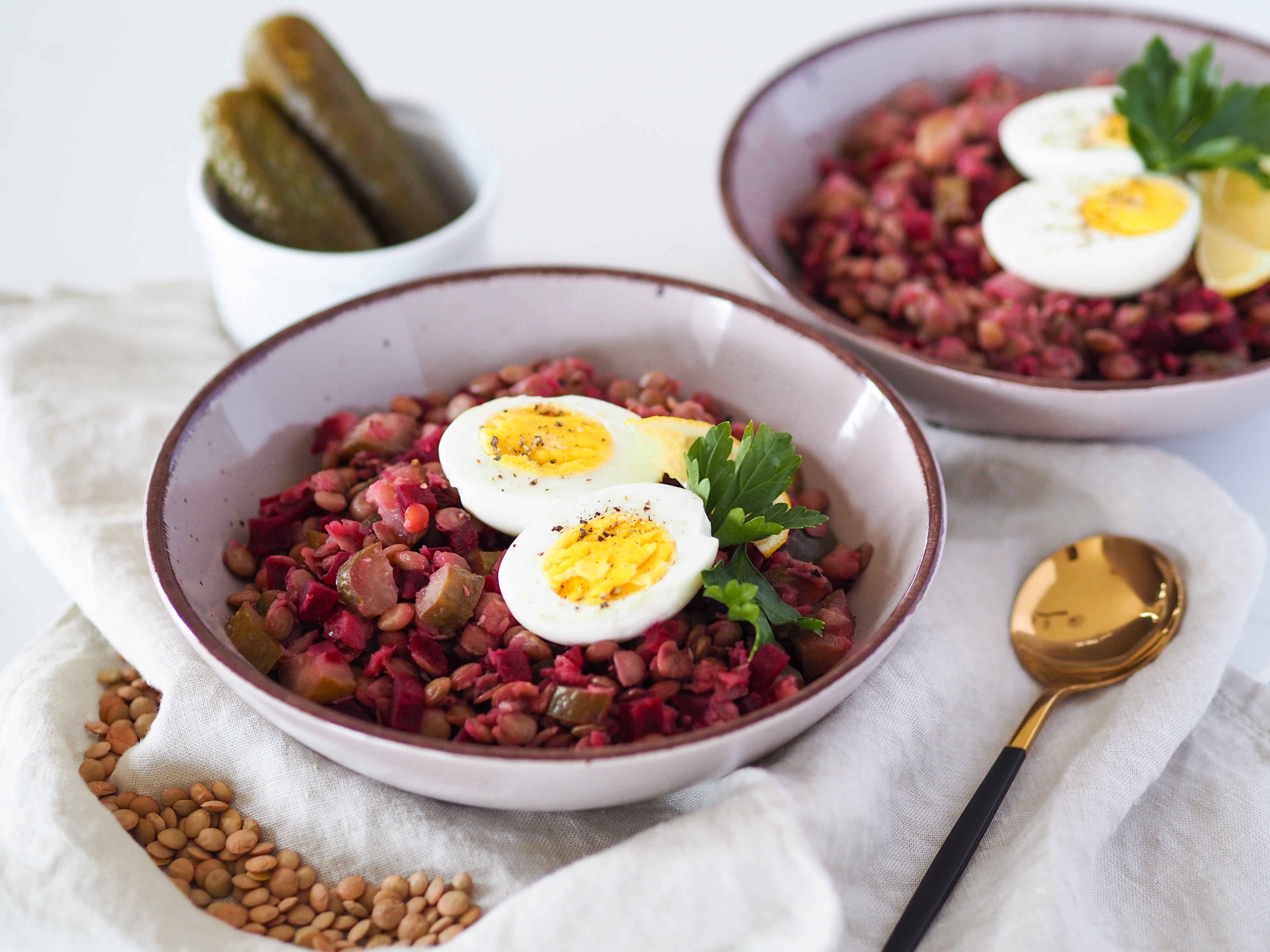 Čočka s řepou, kyselou okurkou a vajíčkem