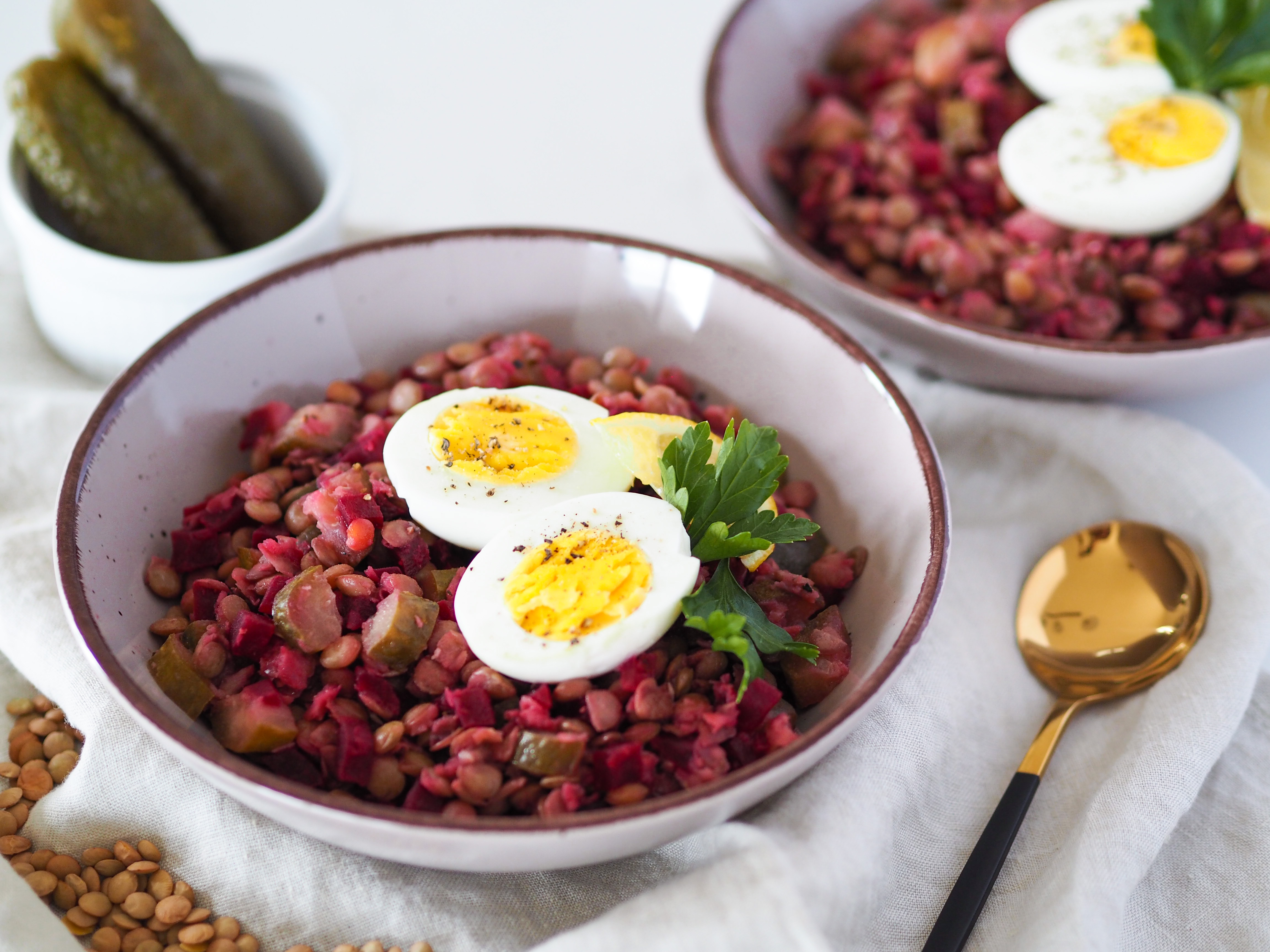Čočka s řepou, kyselou okurkou a vajíčkem