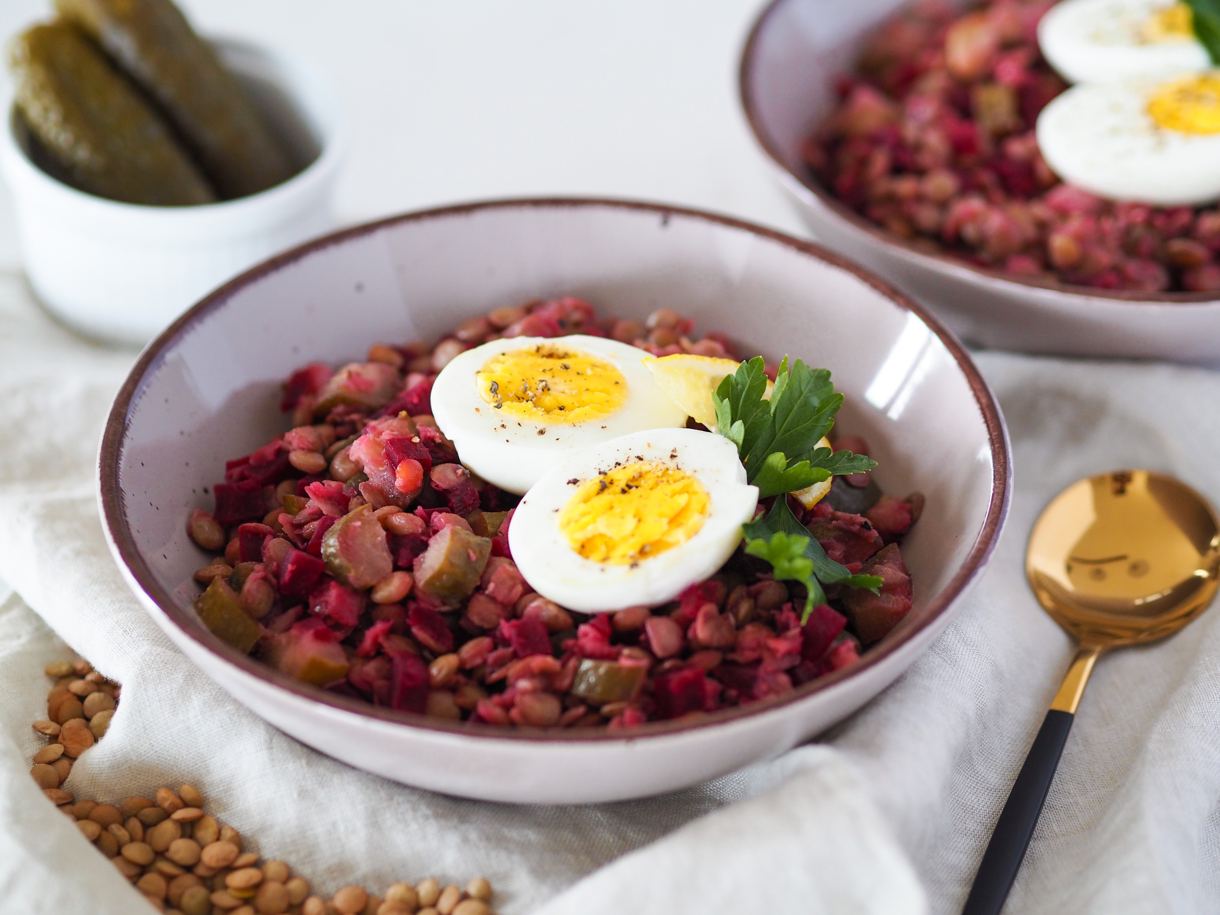 Čočka s řepou, kyselou okurkou a vajíčkem