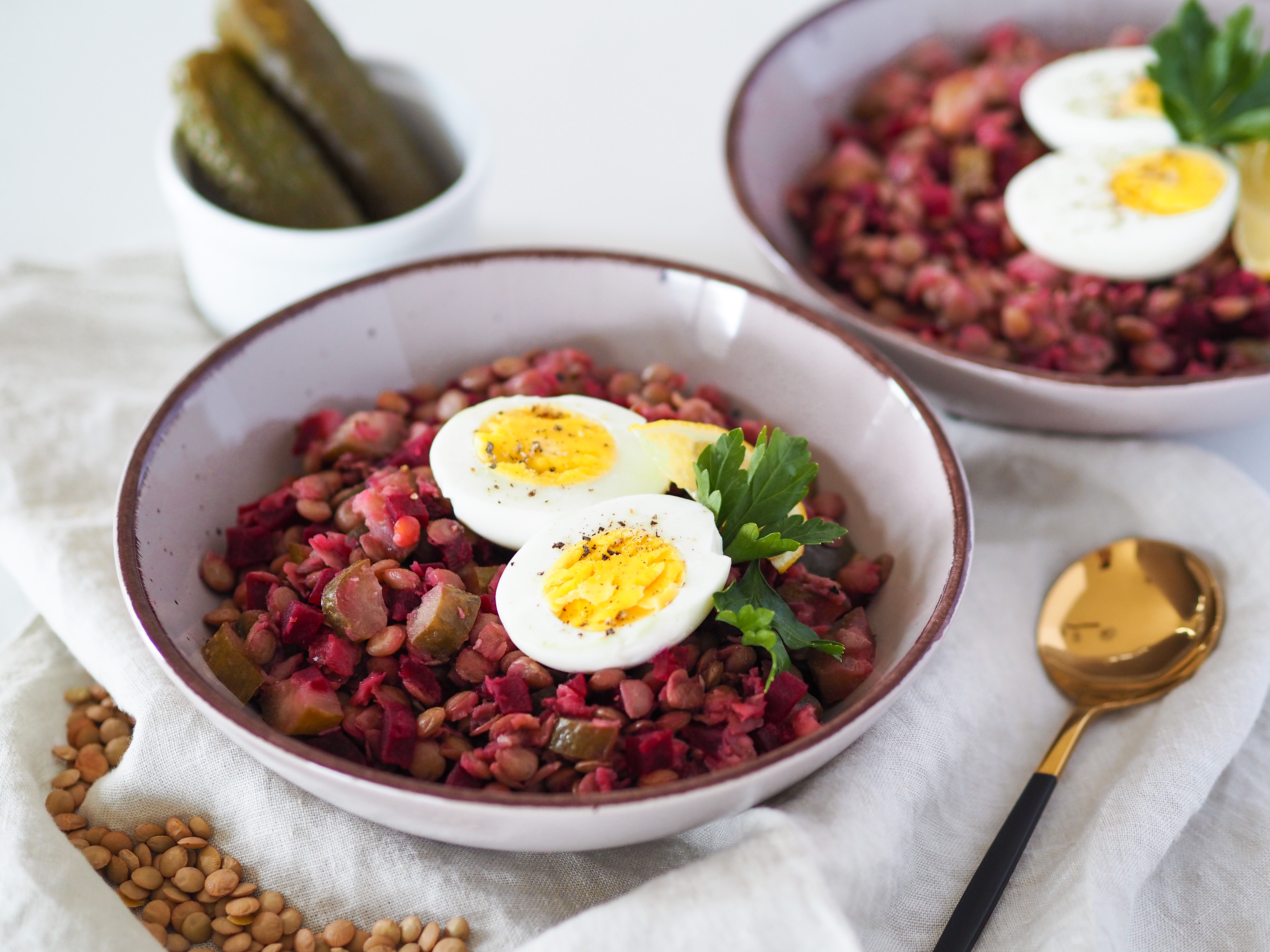 Čočka s řepou, kyselou okurkou a vajíčkem