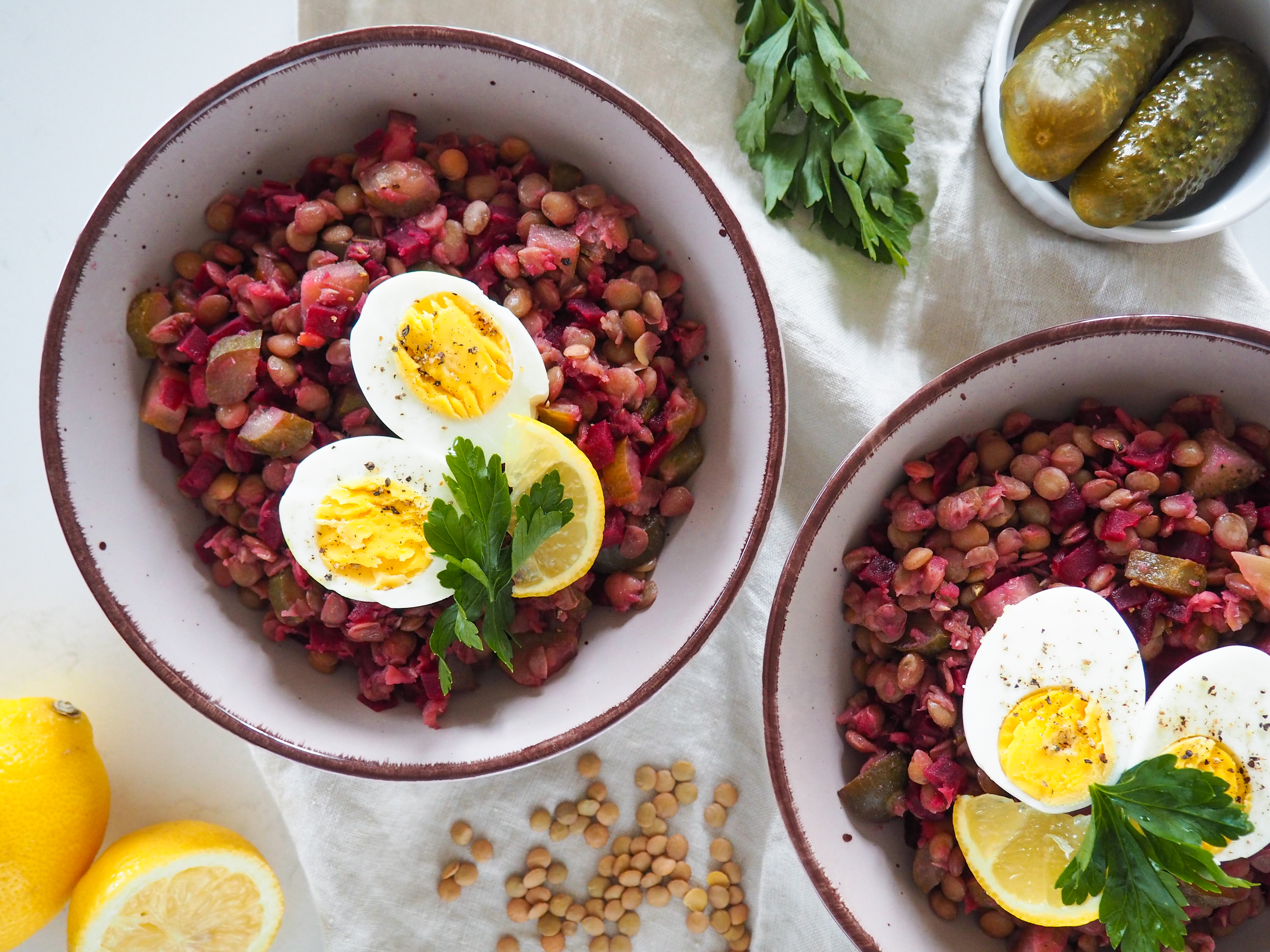 Čočka s řepou, kyselou okurkou a vajíčkem
