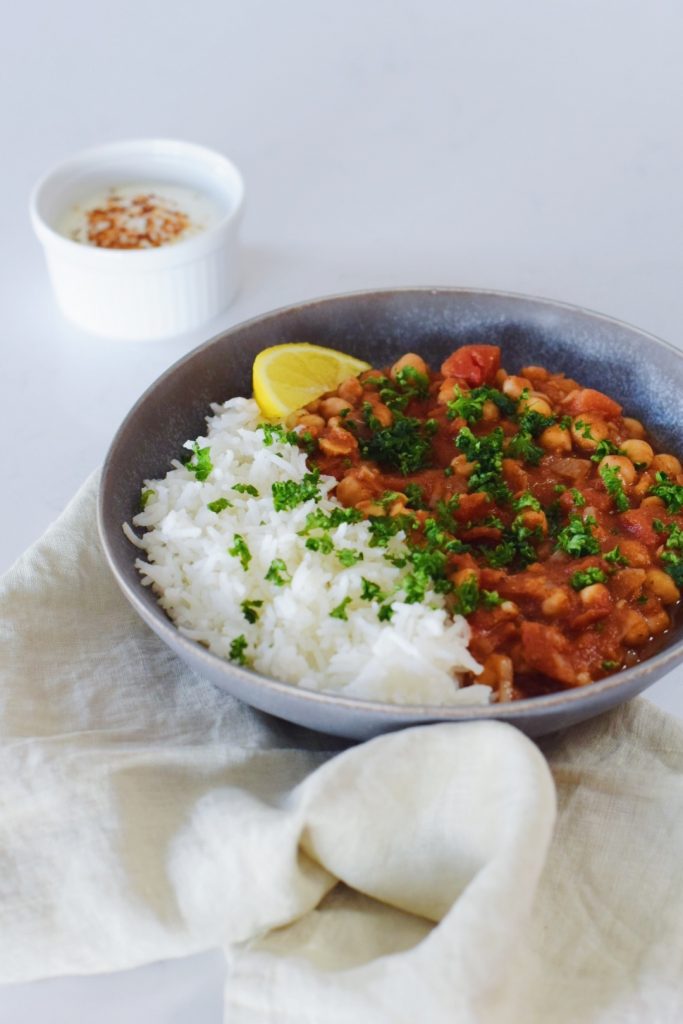 Chana masala. Rychlé, zdravé a levné recepty. Rychlé jídlo. Rýže basmati. Cizrna. Zdravé recepty. Zdravé jídlo. Zdravé vaření. Dip ze zakysané smetany.
