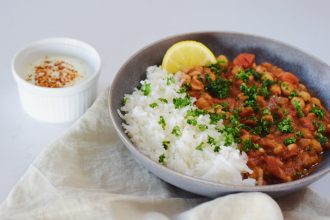 Chana masala. Rychlé, zdravé a levné recepty. Rychlé jídlo. Rýže basmati. Cizrna. Zdravé recepty. Zdravé jídlo. Zdravé vaření. Dip ze zakysané smetany.