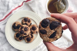 Čokoládové cookies. Oříškové cookies. Cookies bez mouky. Cookies z oříškové mouky. Zdravé cookies bez cukru s čokoládou. Zdravé mlsání. Zdravé pečení recepty.