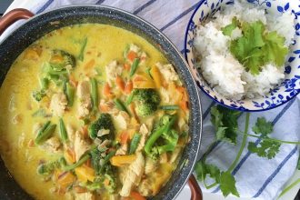 Krůtí kari se zeleninou. Kokosové mléko. Rýže basmati. Koriandr. Kari. Krůta. Fazole, mrkev, brokolice.