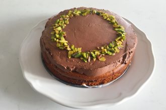 Čokoládový dort bez mouky s pistáciemi. Dort bez cukru. Oříškový dort. Dort z oříškové mouky. Čokoládový krém.