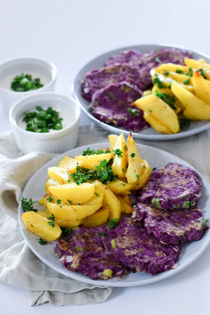 Zelné placky s pečenými brambory a zakysanou smetanou