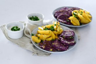 Zelné placky s pečenými brambory a zakysanou smetanou