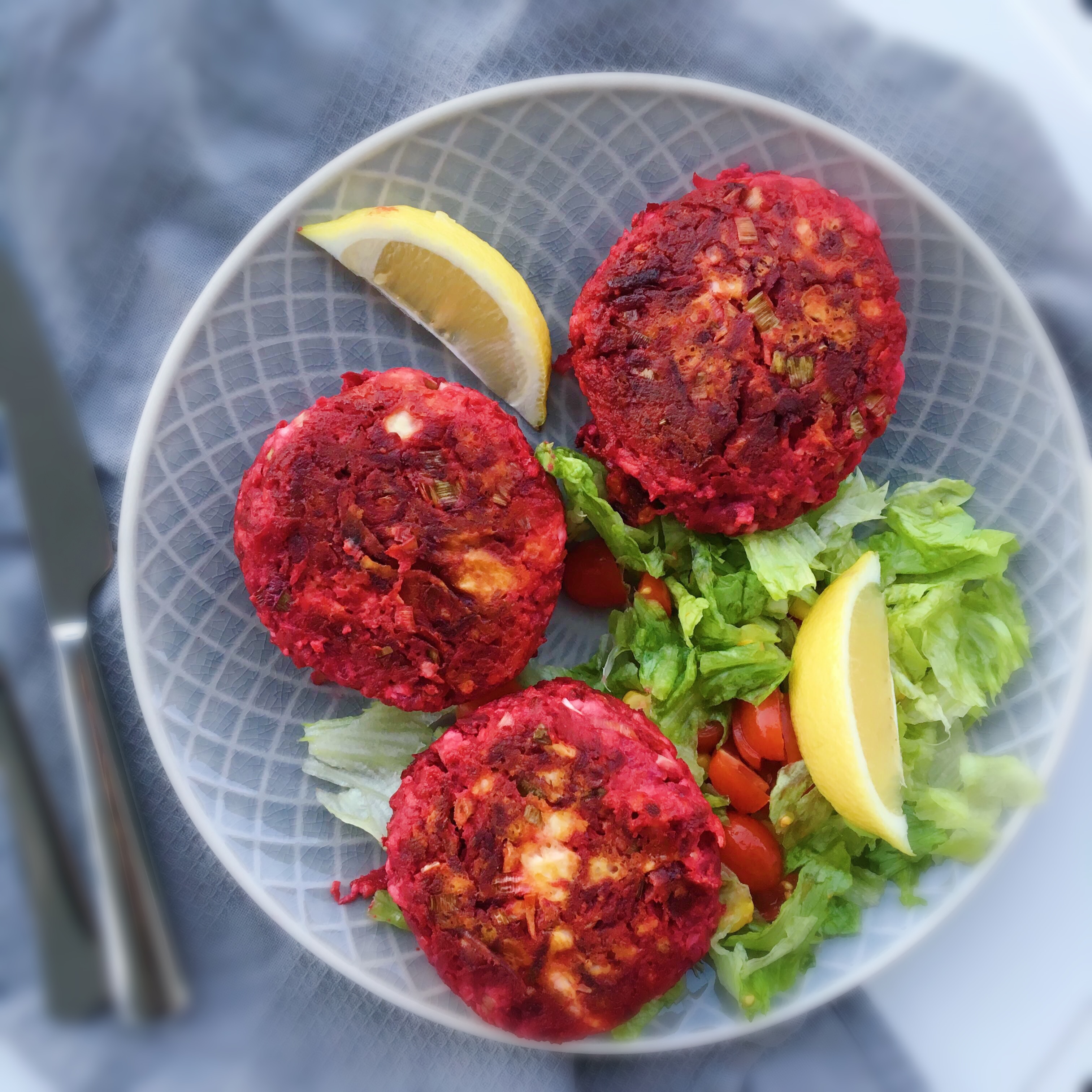Řepové burgery s balkánským sýrem. Vegetariánské burgery. Salát.